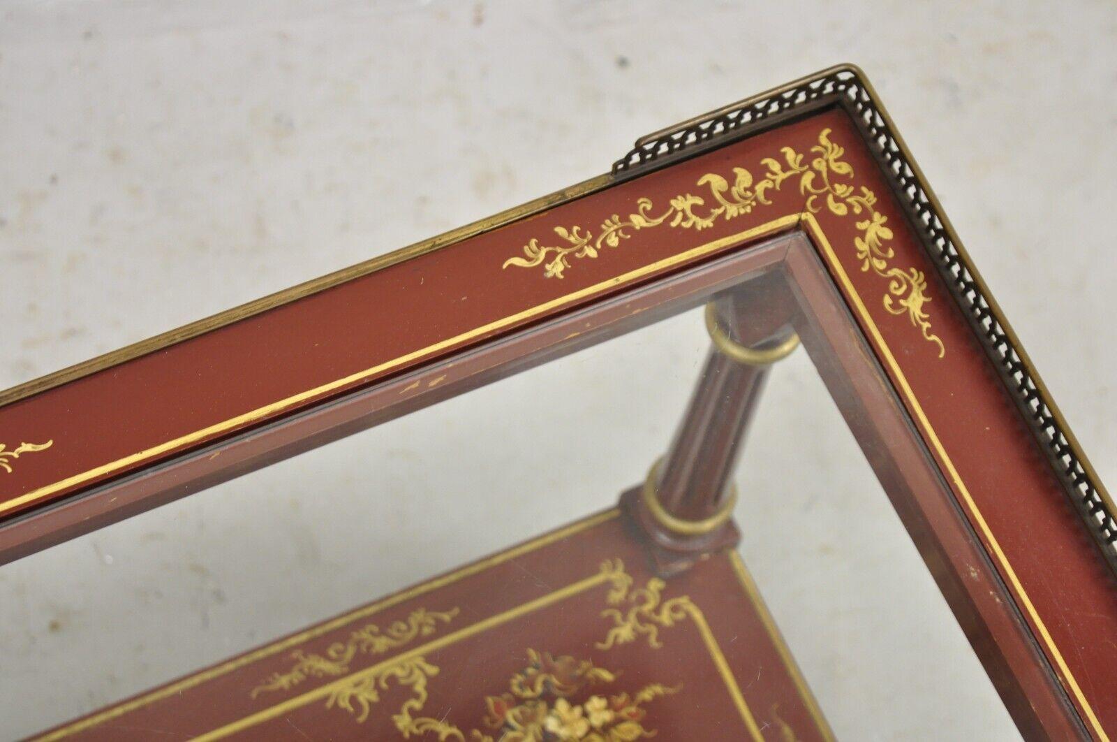 Table basse chinoiserie rouge laquée et peinte en doré d'Asie orientale avec plateau en verre en vente 1