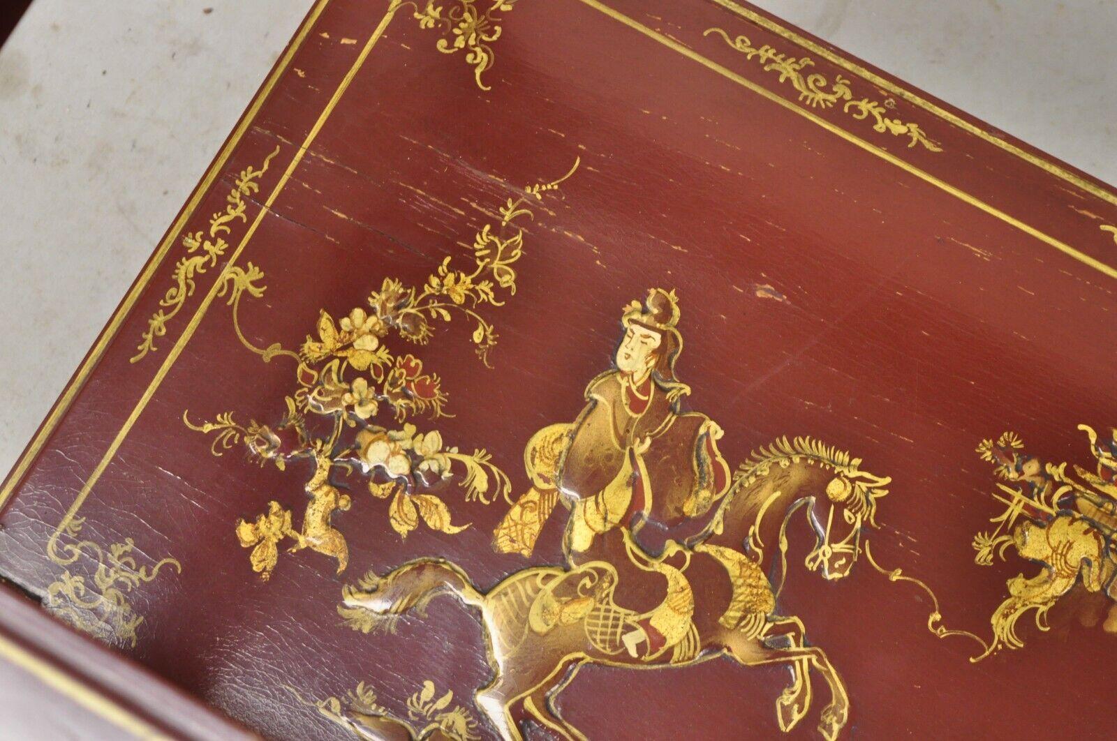 Table basse chinoiserie rouge laquée et peinte en doré d'Asie orientale avec plateau en verre en vente 3
