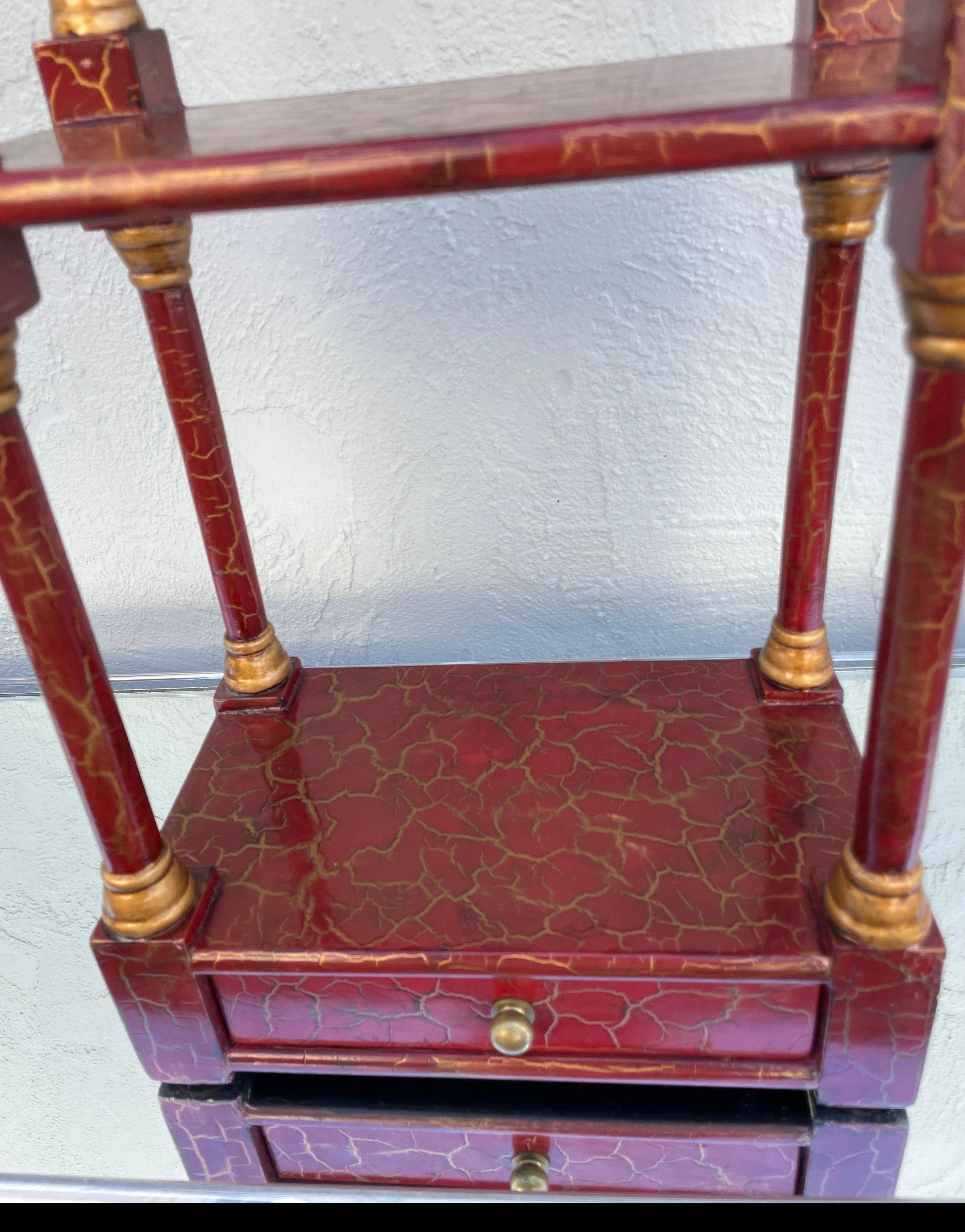 Rotes Chinoiserie-Wandregal im Vintage-Stil mit einer Schublade am Boden. Drei Regale für die Auslage. Kann auch auf einem anderen Stück sitzen, anstatt an der Wand zu hängen. Schönes Craquelé aus chinesischem Rot und Gold.