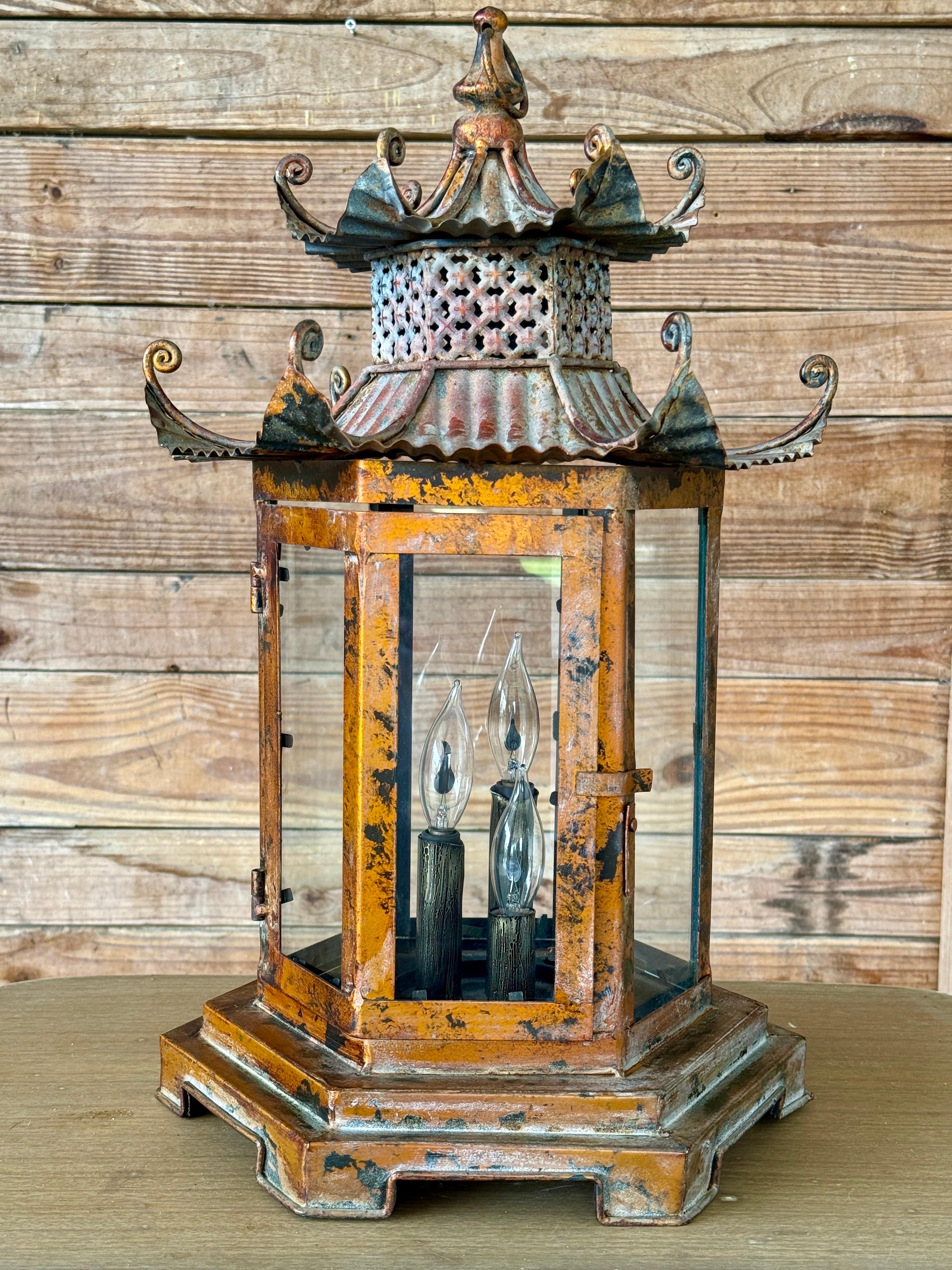 Chinoiserie Regency Pagode Lanterne suspendue en métal patiné en vente 3