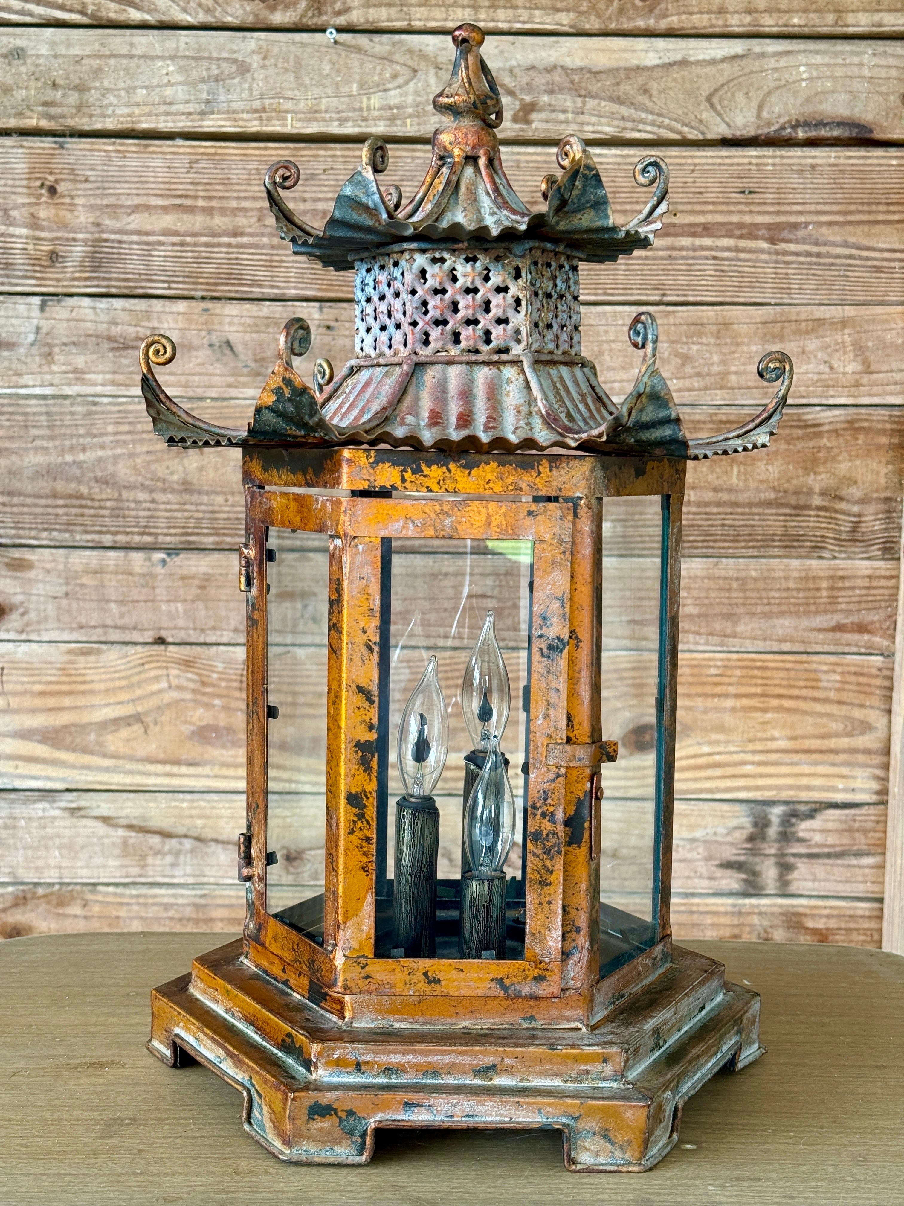 Chinoiserie Regency Pagode Lanterne suspendue en métal patiné en vente 4