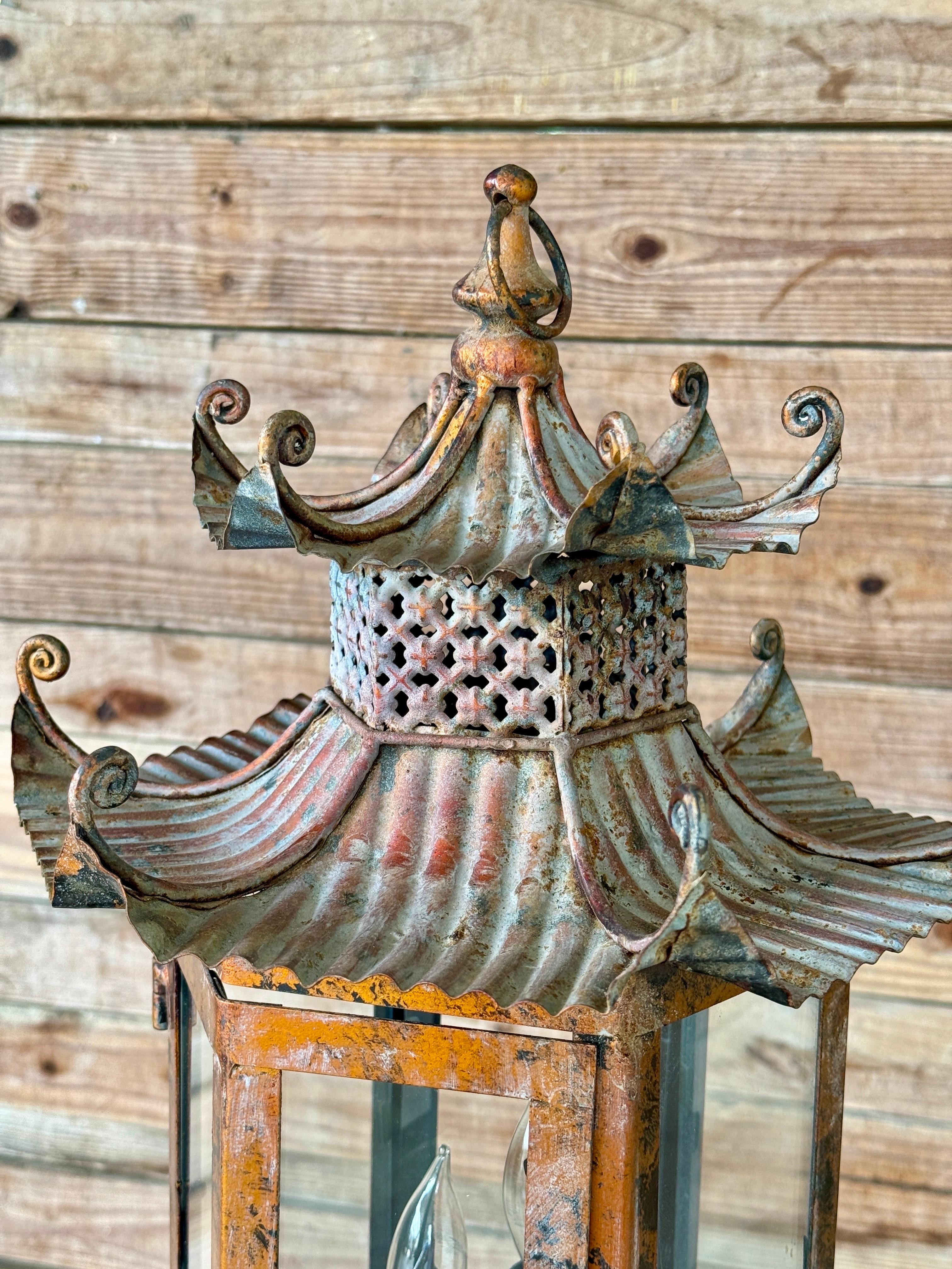 Chinoiseries Chinoiserie Regency Pagode Lanterne suspendue en métal patiné en vente