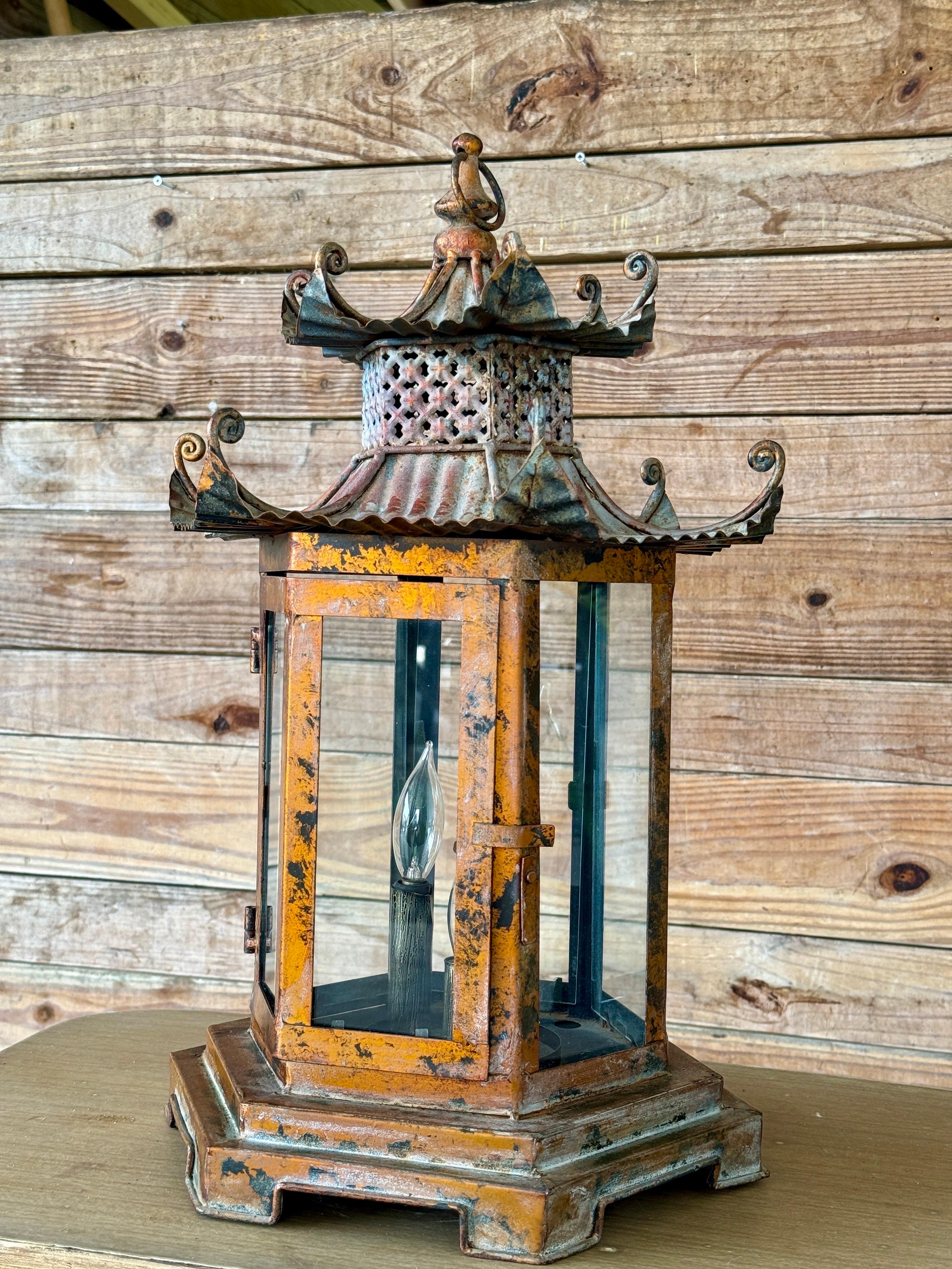 Fait main Chinoiserie Regency Pagode Lanterne suspendue en métal patiné en vente