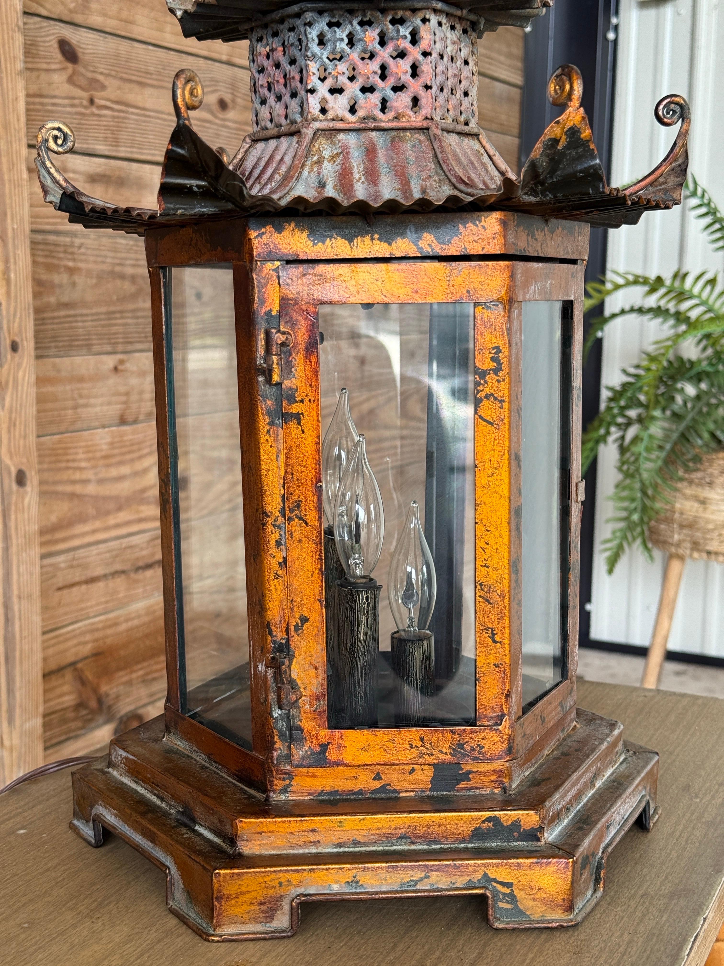 Chinoiserie Regency Pagode Lanterne suspendue en métal patiné Bon état - En vente à North Fort Myers, FL