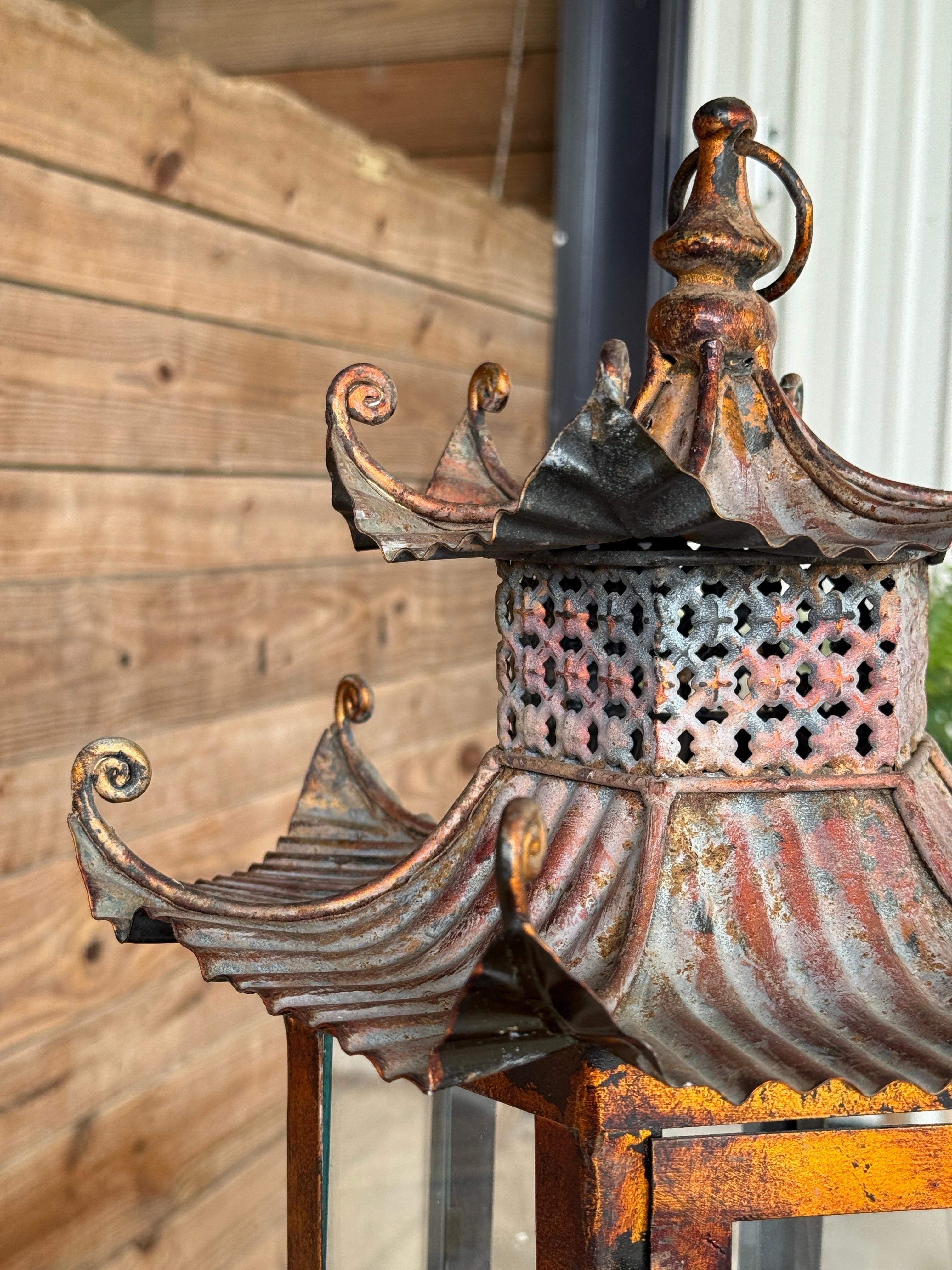 XXIe siècle et contemporain Chinoiserie Regency Pagode Lanterne suspendue en métal patiné en vente