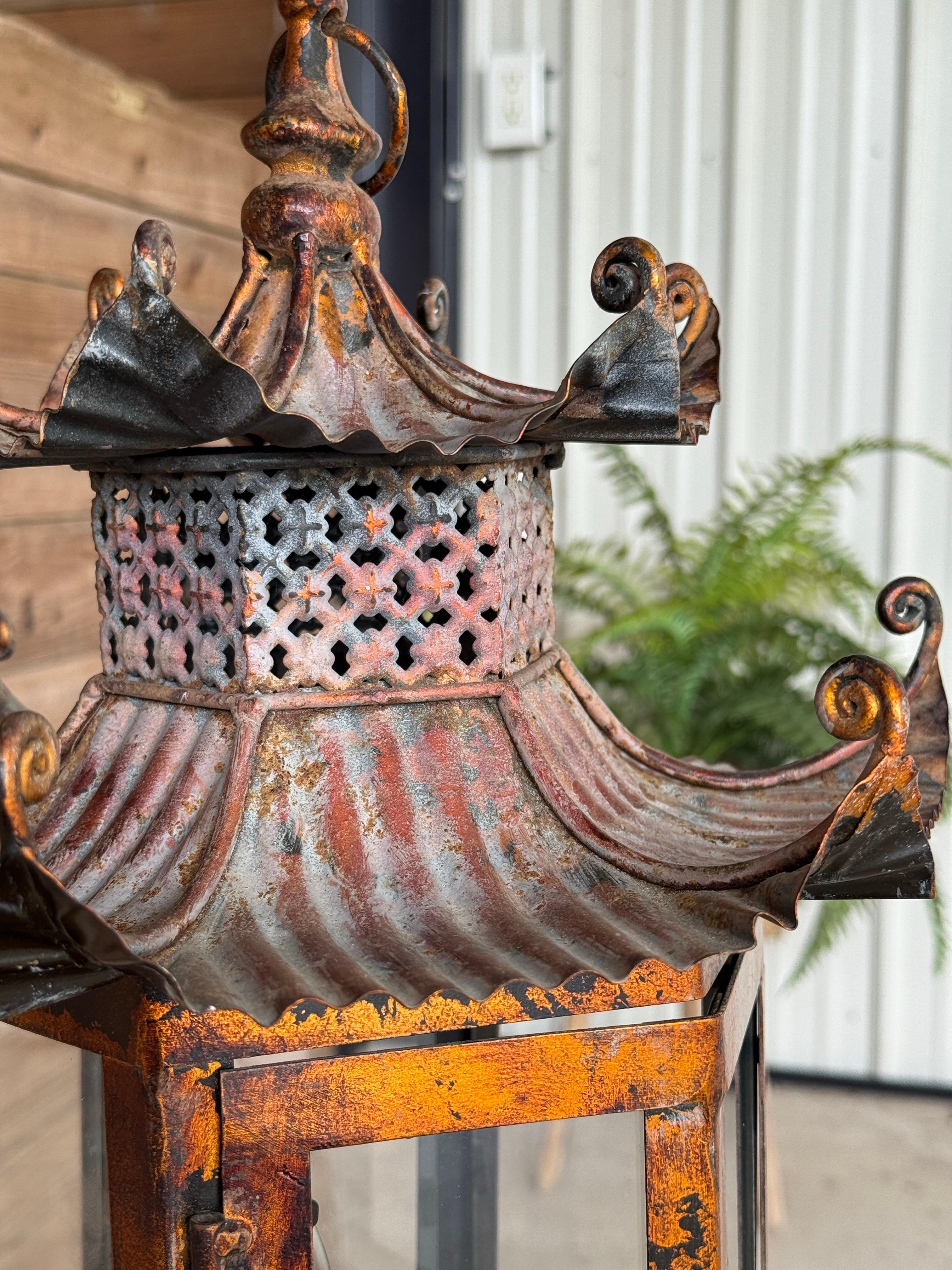 Métal Chinoiserie Regency Pagode Lanterne suspendue en métal patiné en vente
