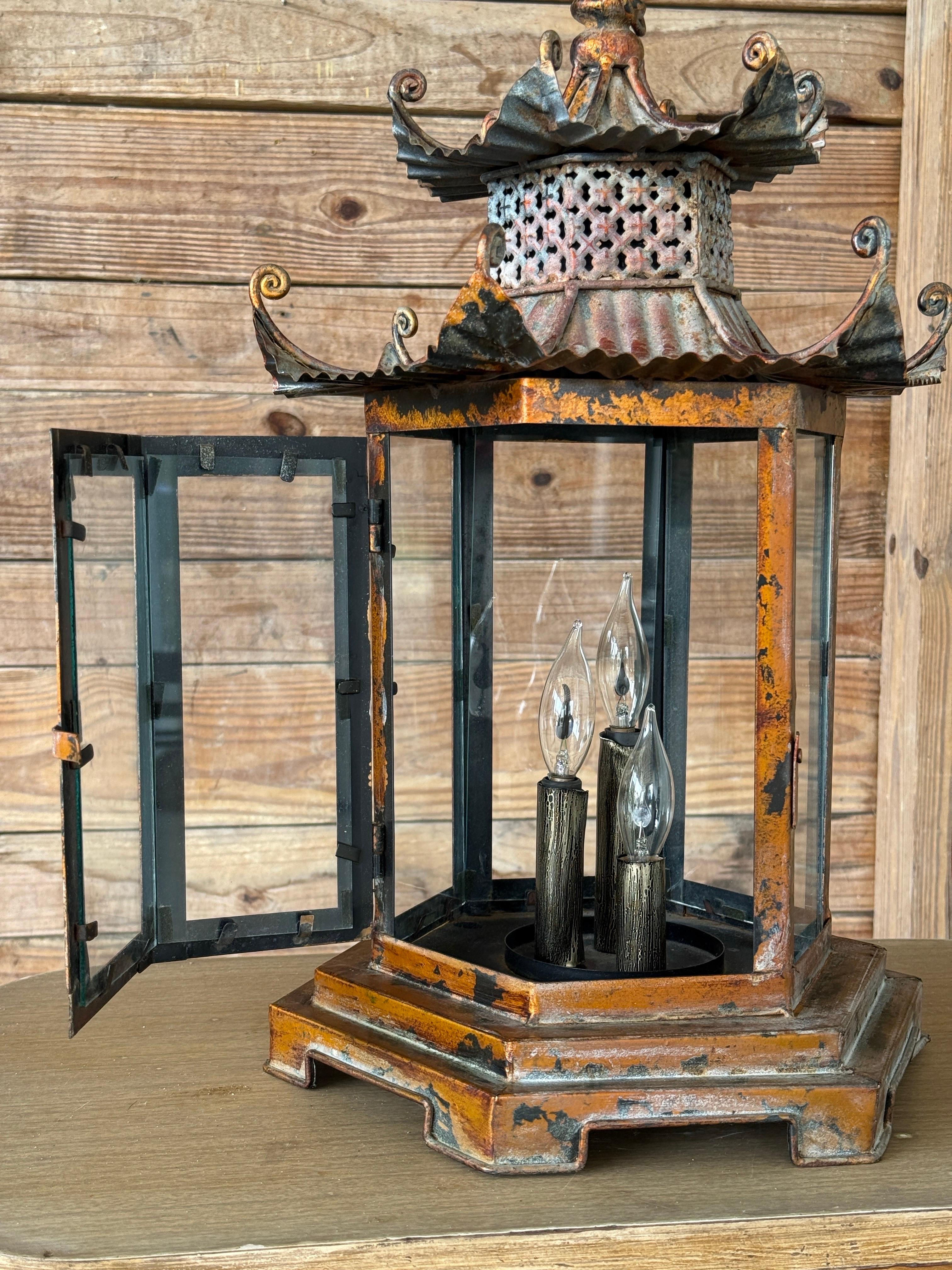 Chinoiserie Regency Pagode Lanterne suspendue en métal patiné en vente 2