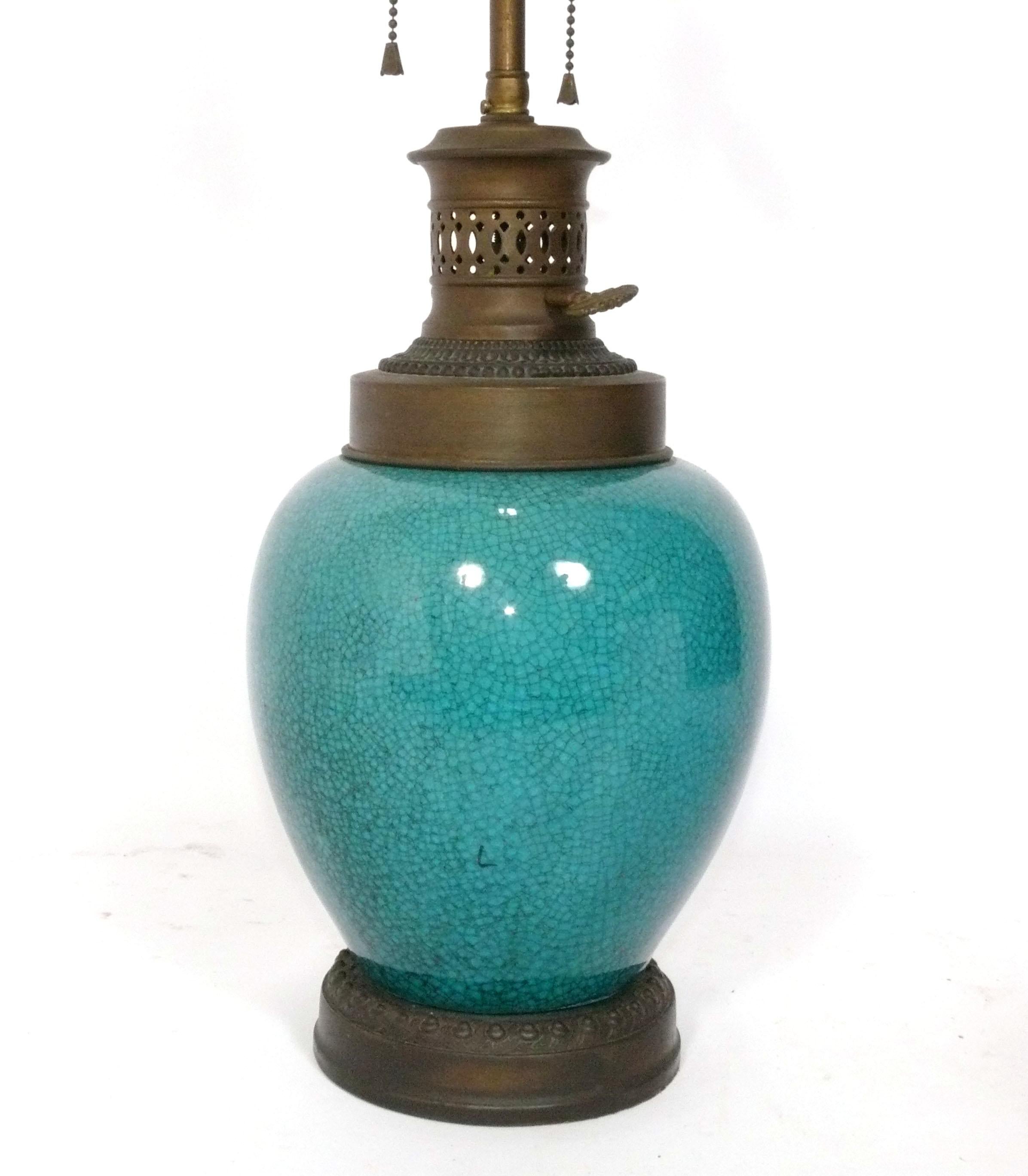 Elegant Chinoiserie Ceramic Lamp, probablement Chinese, circa 1940s or earlier. Il est exécuté dans une belle céramique de couleur bleu œuf de robin avec une craquelure générale et conserve son épi de faîtage en céramique d'origine. Abat-jour non