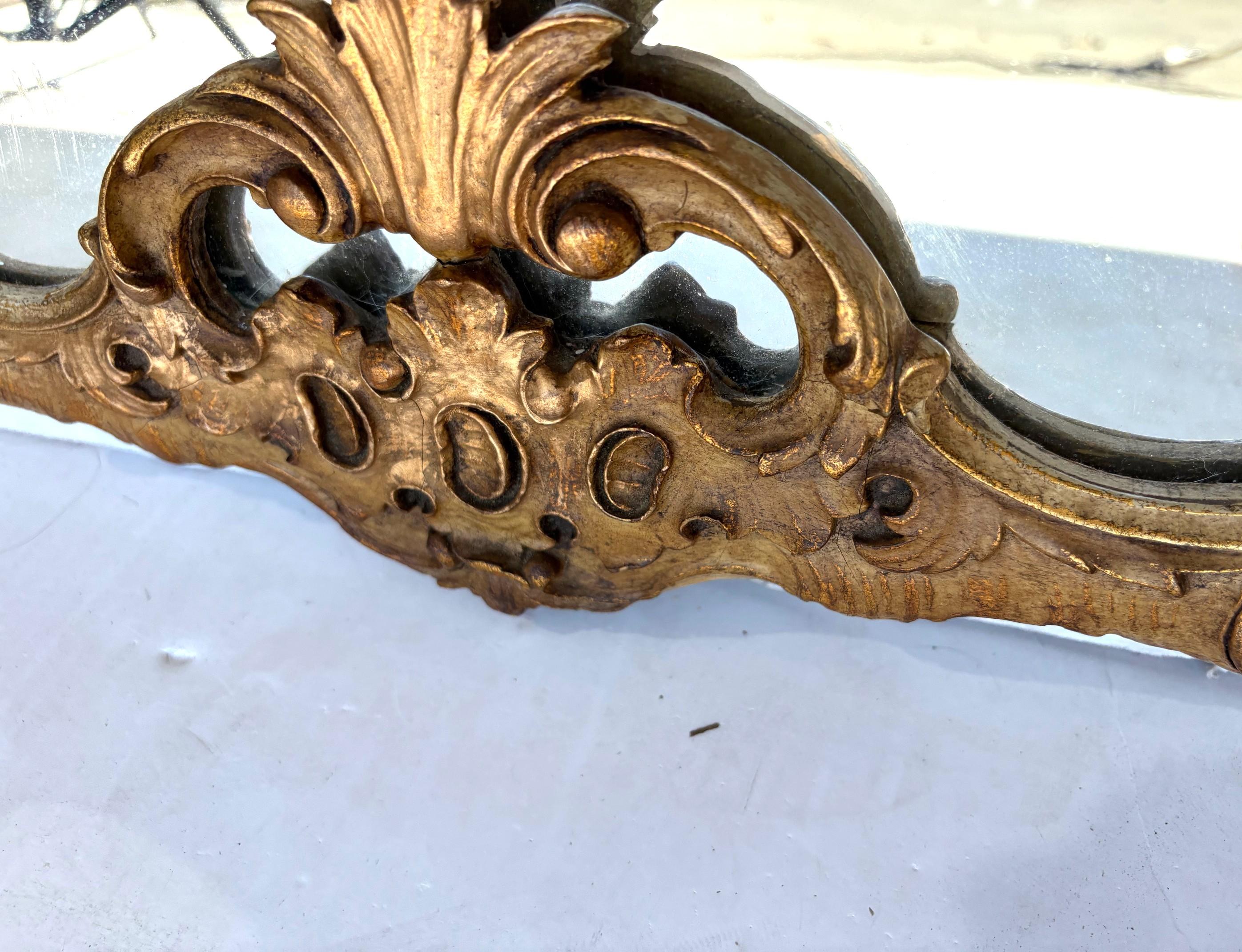 Si tratta di un tour-de-force di cineserie e stile rococò. Realizzato nell'intramontabile stile settecentesco di Thomas Johnson e Thomas Chippendale, questo specchio monumentale è ornato da motivi decorativi in stile cineseria. La cornice è coronata