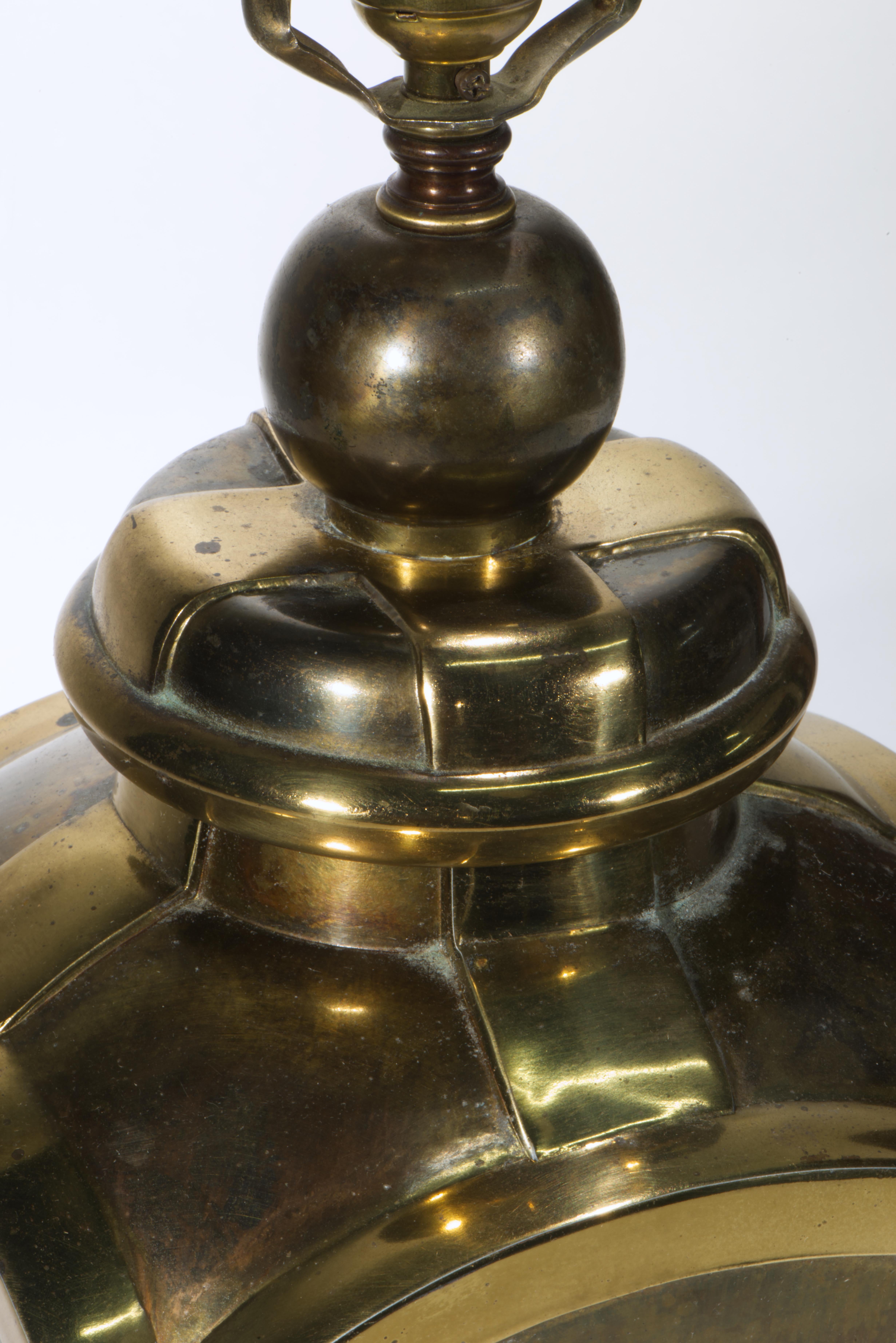 Chinoiserie Sculptural Brass Urn Table Lamp attrb. Chapman, 1970s im Angebot 3