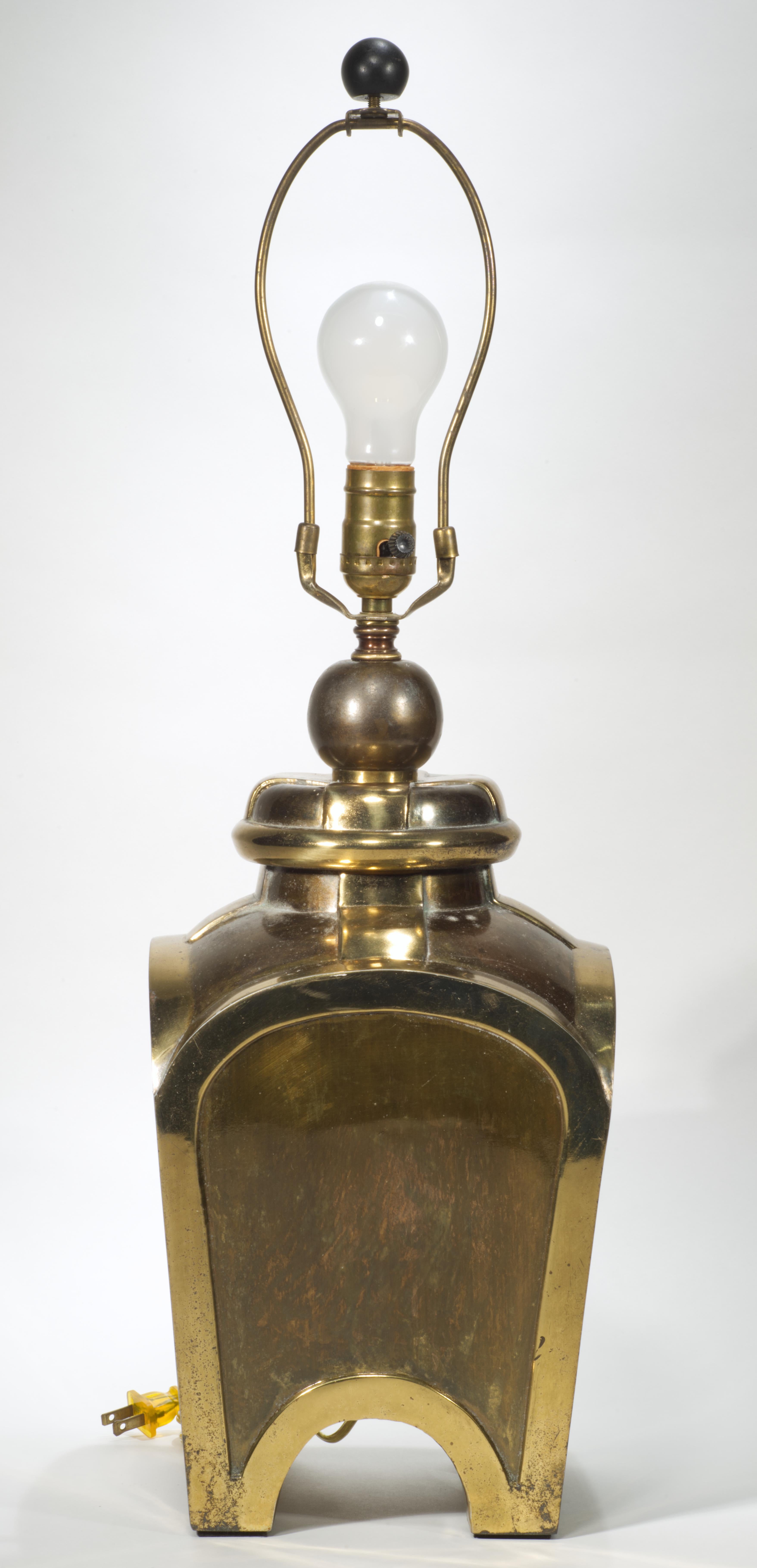 Chinoiserie Sculptural Brass Urn Table Lamp attrb. Chapman, 1970s (amerikanisch) im Angebot