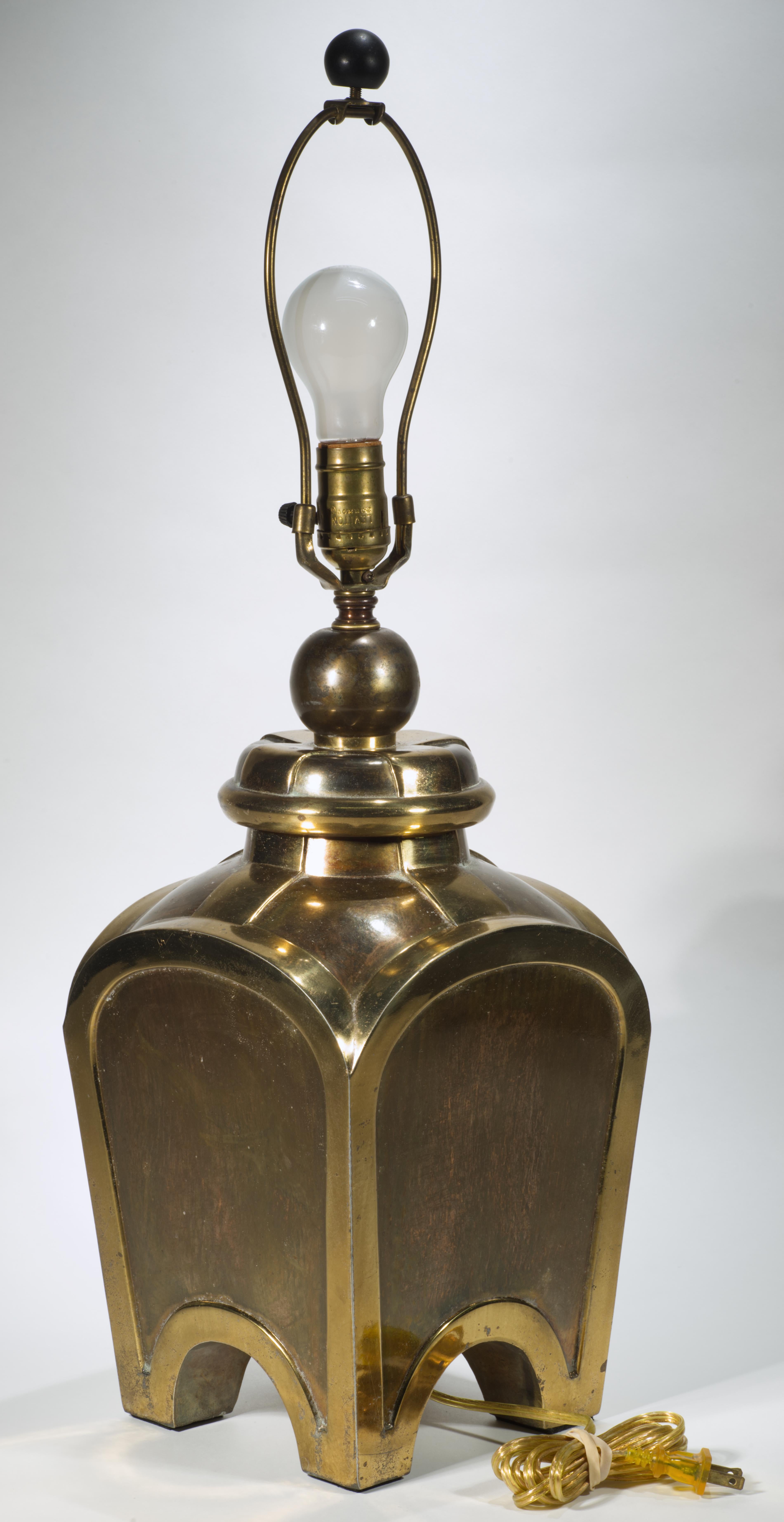 Chinoiserie Sculptural Brass Urn Table Lamp attrb. Chapman, 1970s (Handgefertigt) im Angebot