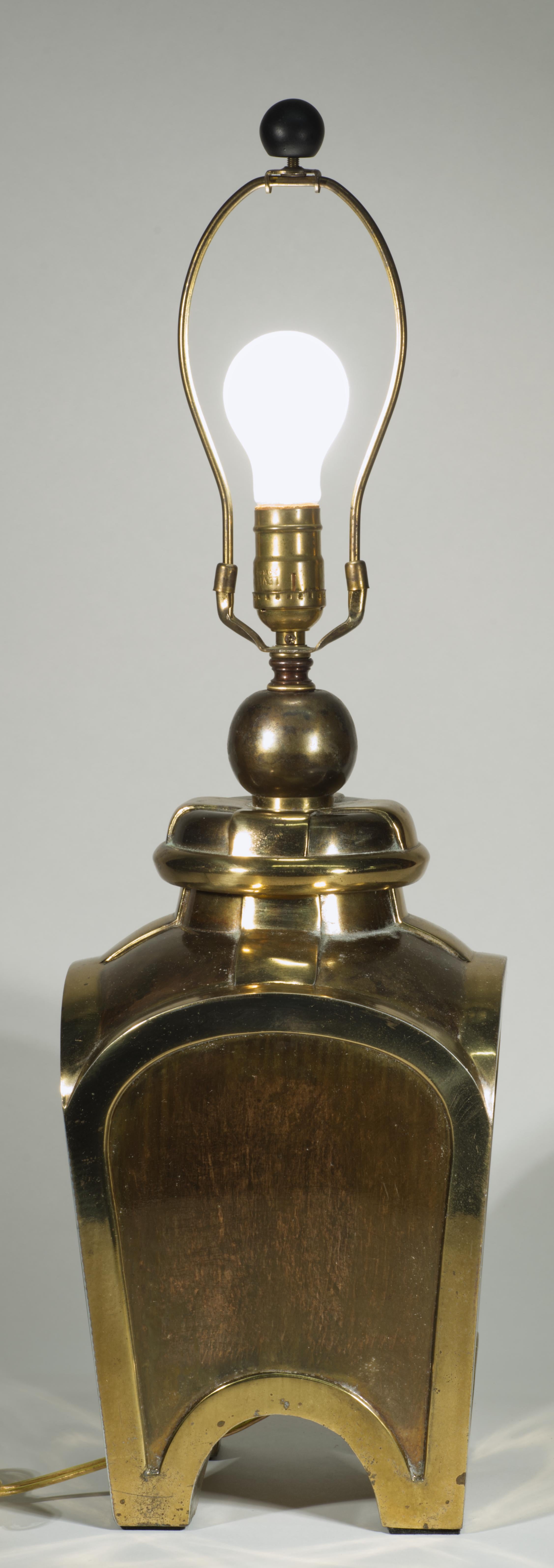 Chinoiserie Sculptural Brass Urn Table Lamp attrb. Chapman, 1970s im Zustand „Gut“ im Angebot in Clifton Springs, NY