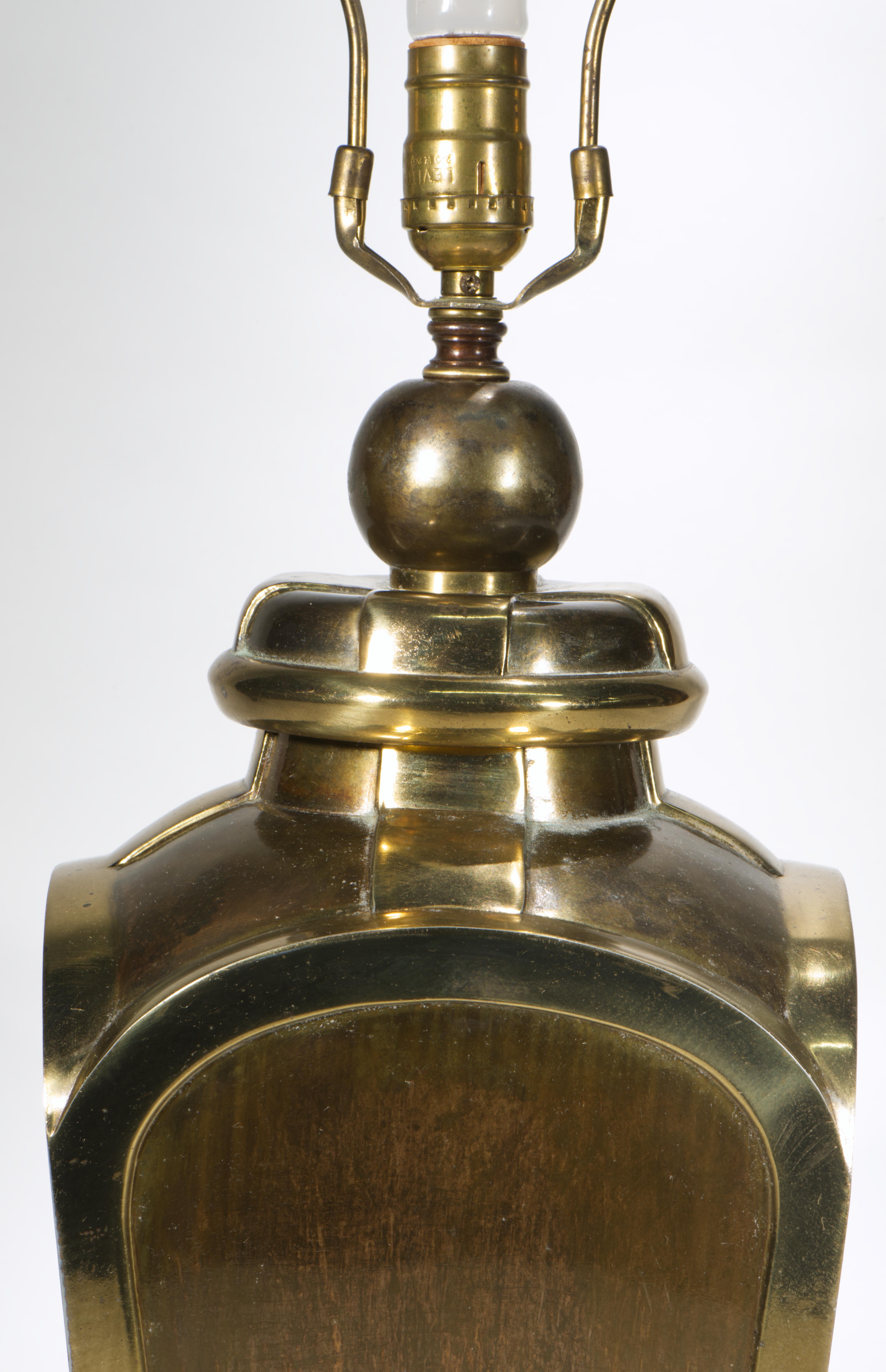 Chinoiserie Sculptural Brass Urn Table Lamp attrb. Chapman, 1970s (20. Jahrhundert) im Angebot