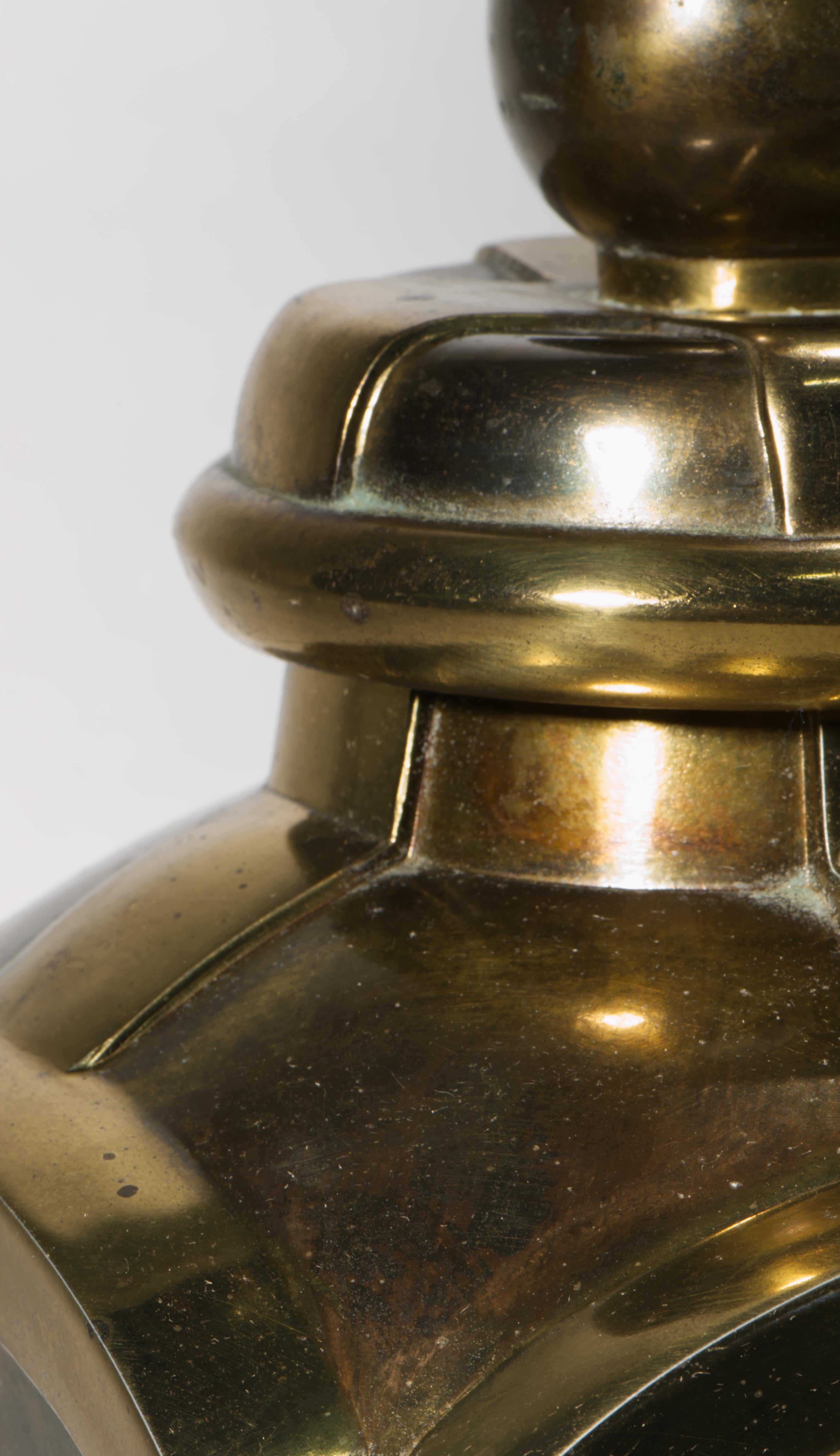 Chinoiserie Sculptural Brass Urn Table Lamp attrb. Chapman, 1970s (Messing) im Angebot