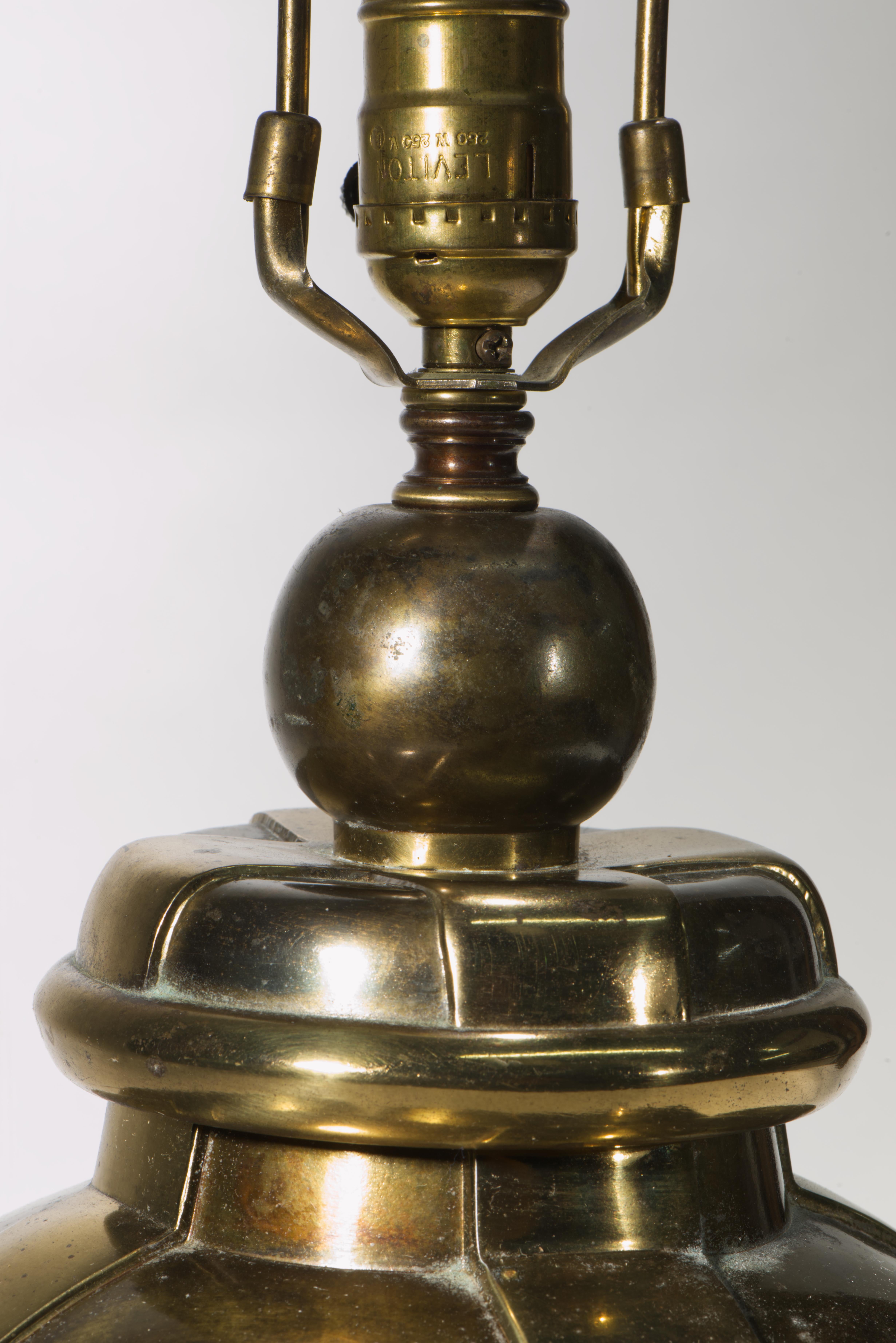 Chinoiserie Sculptural Brass Urn Table Lamp attrb. Chapman, 1970s im Angebot 1