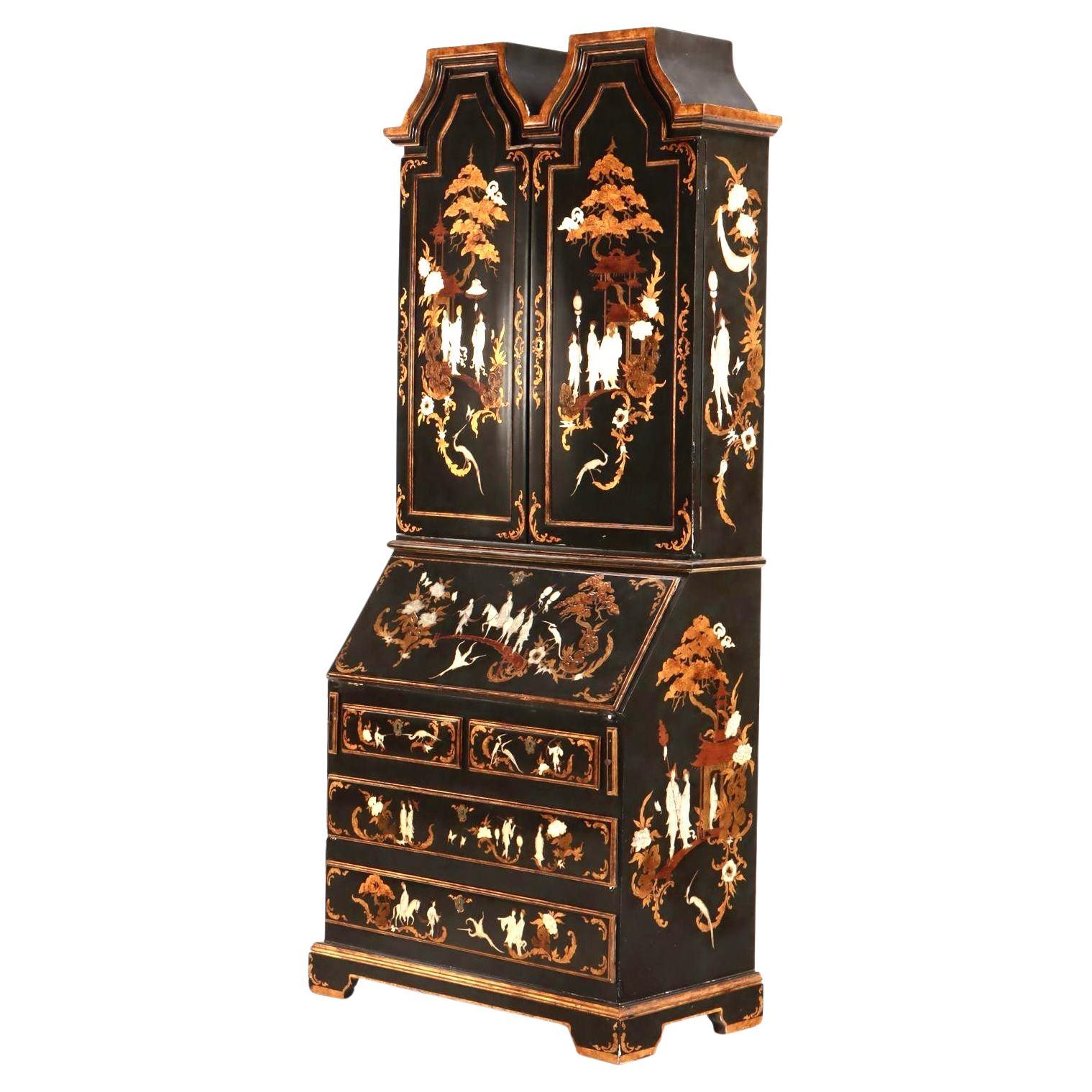 Spanischer Chinoiserie-Schreibtisch, zweiteilig. Der Schreibtisch verfügt über eine untere Kommode mit vier Schubladen (zwei kleine Schubladen über zwei größeren Schubladen), eine herunterziehbare Tür zum Schreiben in der Mitte und eine doppelte