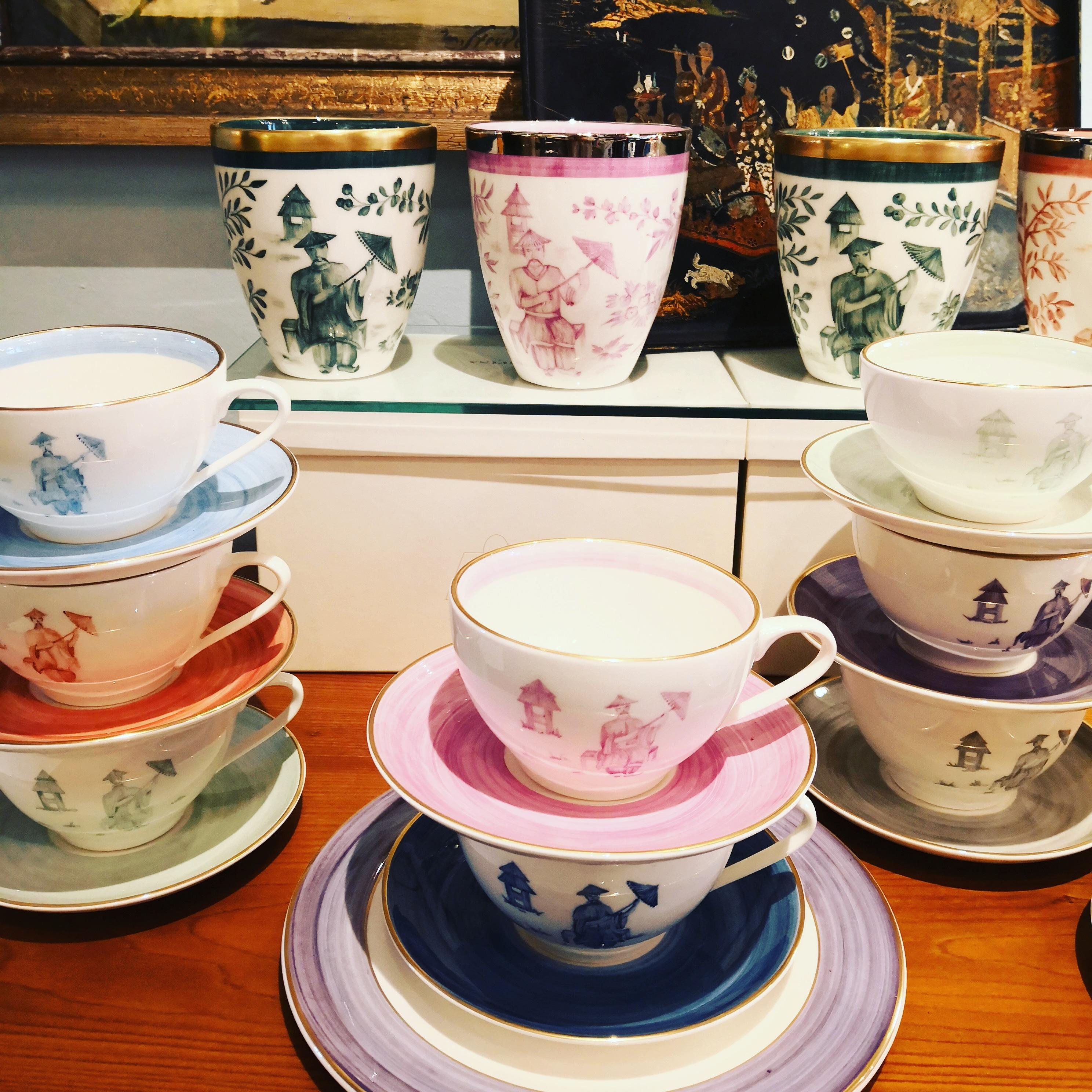 Set aus vier handbemalten Porzellanbechern, Sofina Boutique Kitzbuehel, Chinoiserie (21. Jahrhundert und zeitgenössisch) im Angebot