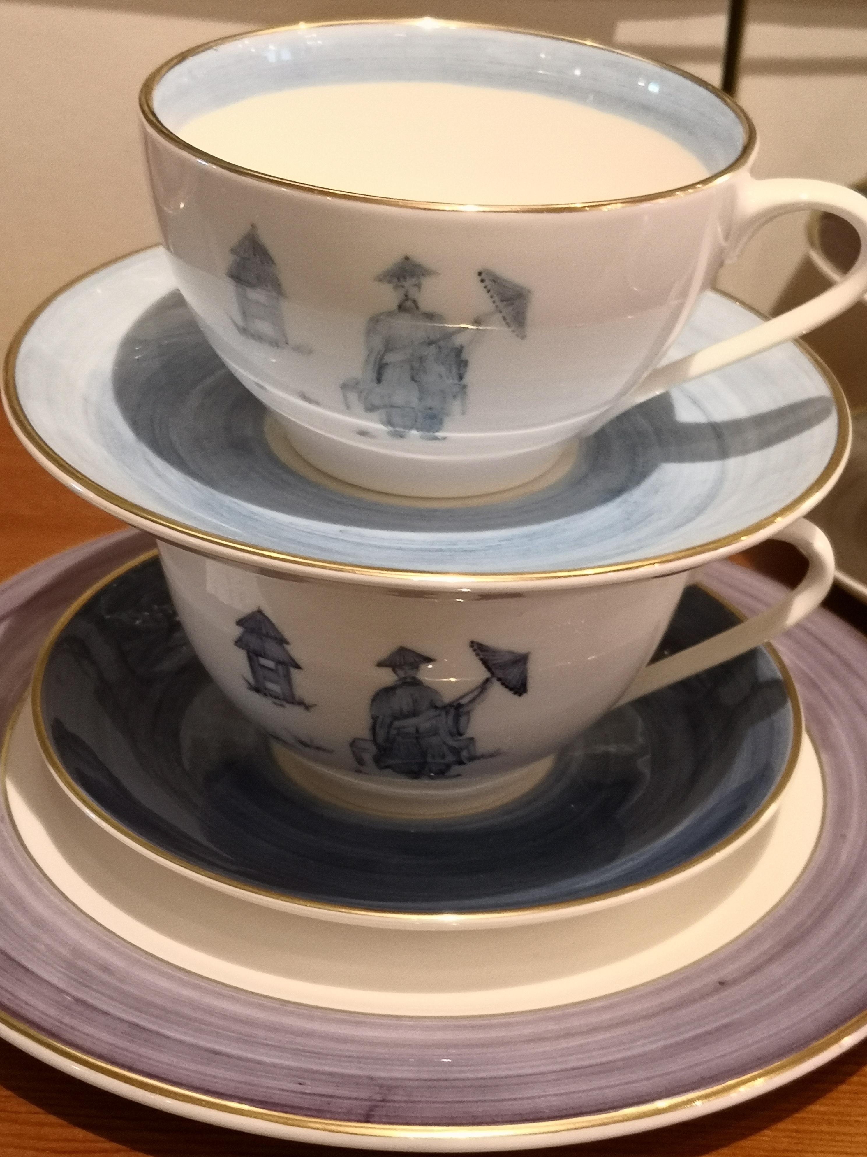 Set aus vier handbemalten Porzellanbechern, Sofina Boutique Kitzbuehel, Chinoiserie im Angebot 2