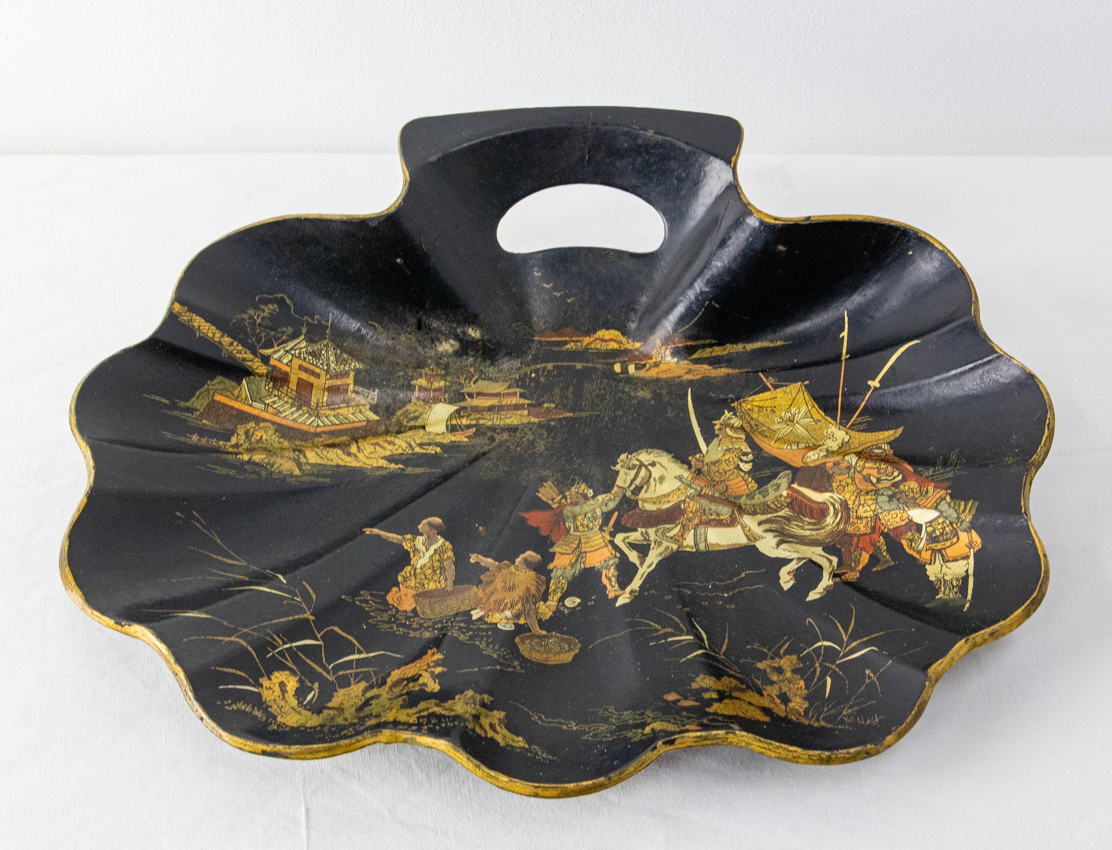 Chinese shell shape decorative little empty pocket papier mache with a handle late 19th century.
Black Lacquered with a 
Classic chinoiserie scene of the period Napoleon III with a painted decoration of a lord on horseback and his crew asking