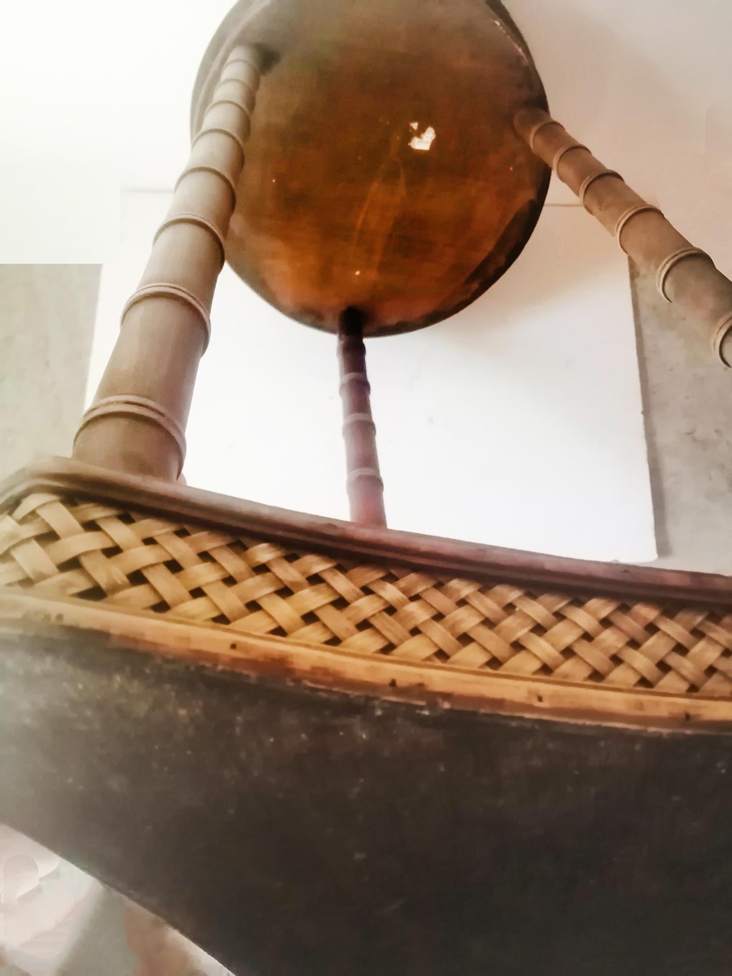 Table d'appoint en rotin et faux bambou avec tiroir Chinoiserie en vente 4