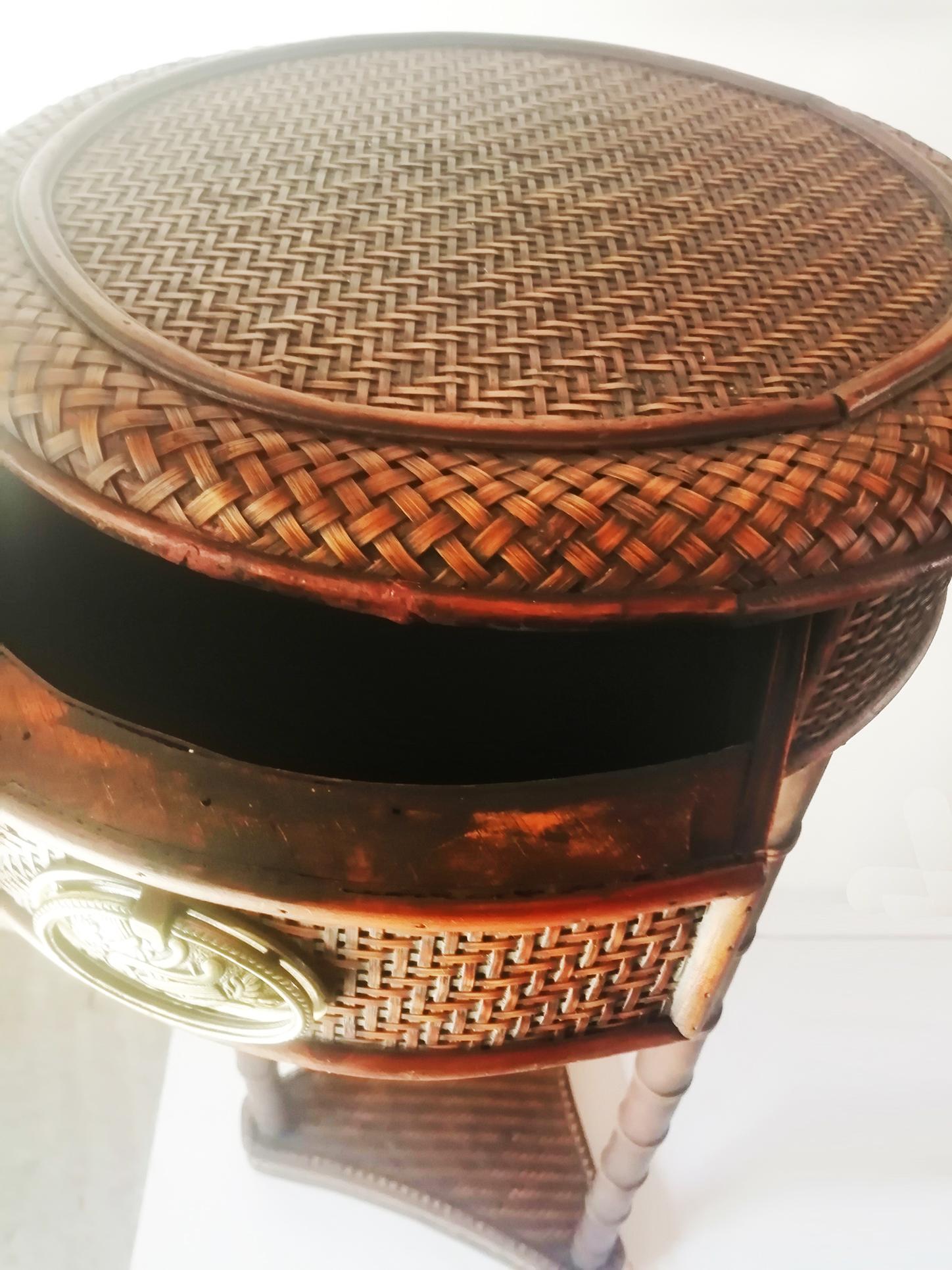 Table d'appoint en rotin et faux bambou avec tiroir Chinoiserie en vente 9
