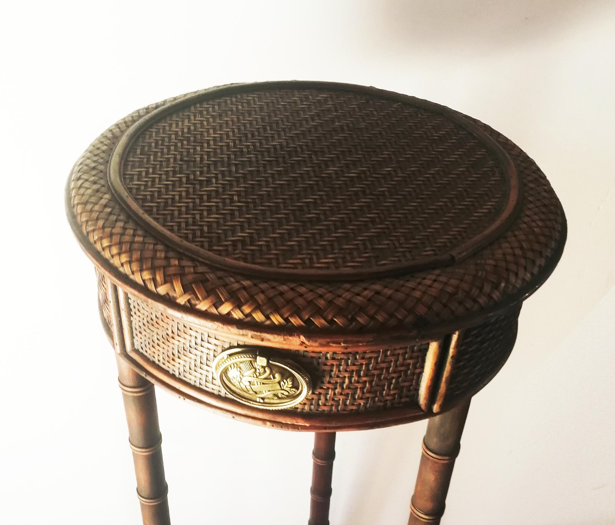 Round table in rattan and fake bamboo wood with drawer

prices table with 3 legs in fake babu and in dyed rattan and central drawer with brass handle

Table with oriental reminiscences, very unusual and elegant.


  