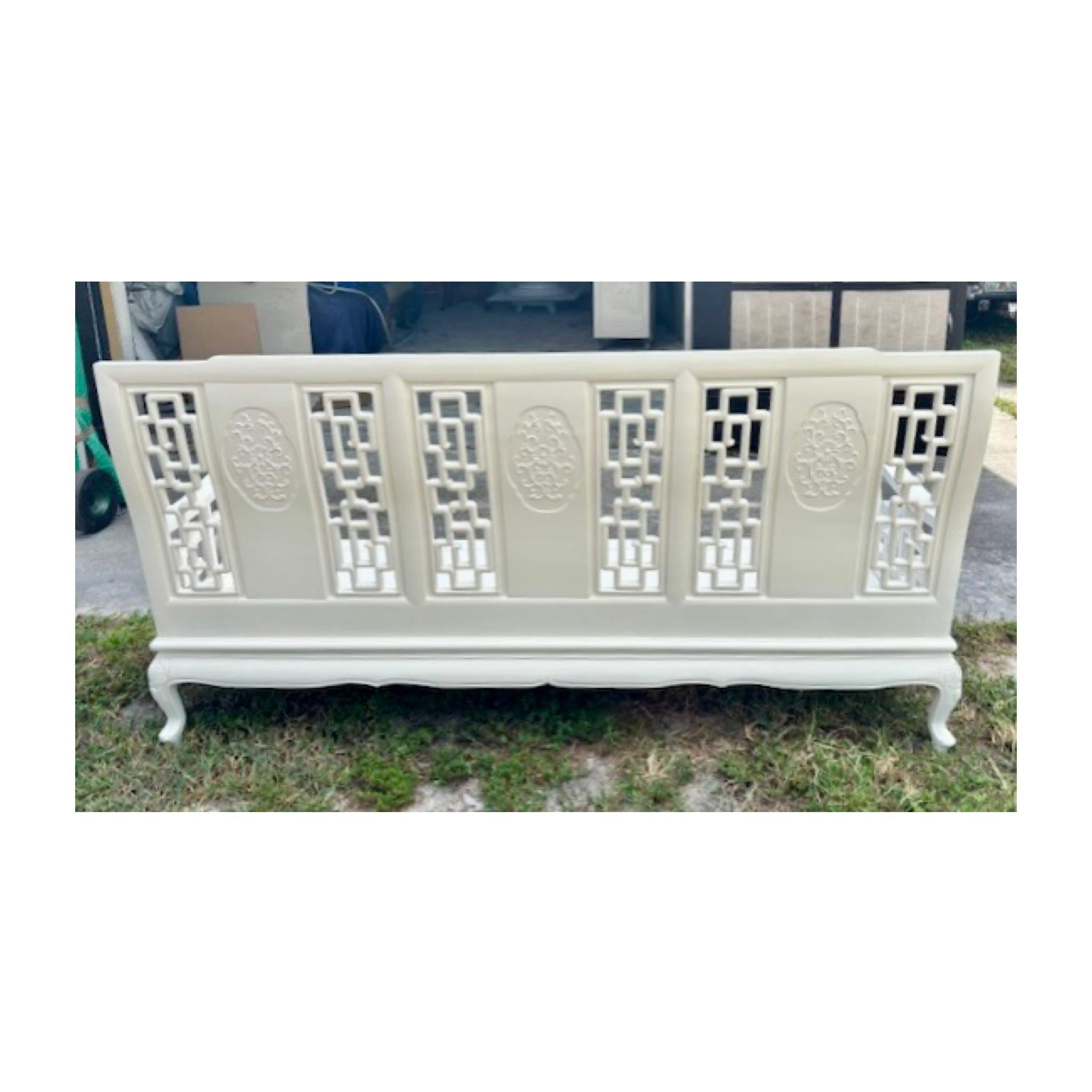 Sofá Chinoiserie en Acabado Lacado Marfil Fresco en venta 6