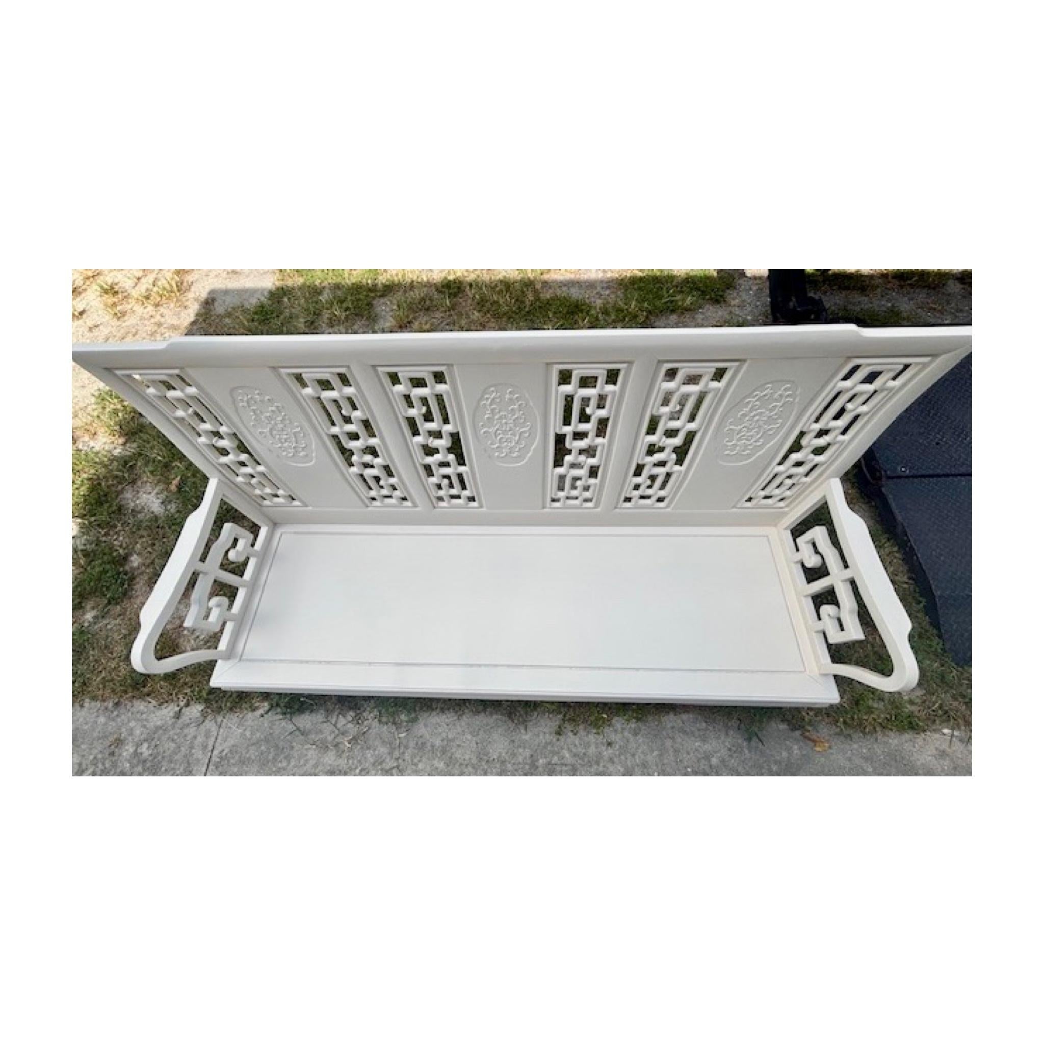 Sofá Chinoiserie en Acabado Lacado Marfil Fresco en Bueno estado para la venta en Los Angeles, CA