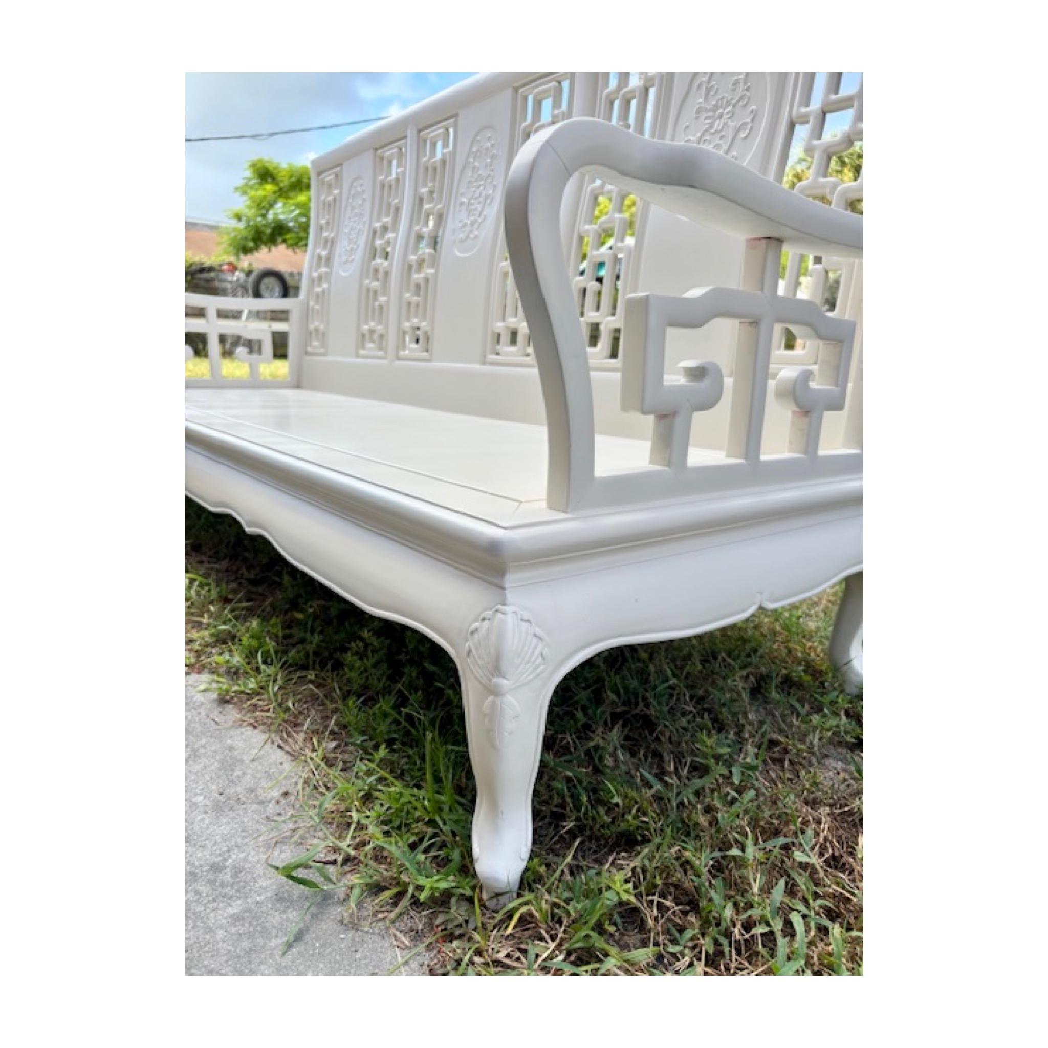 Sofá Chinoiserie en Acabado Lacado Marfil Fresco en venta 1