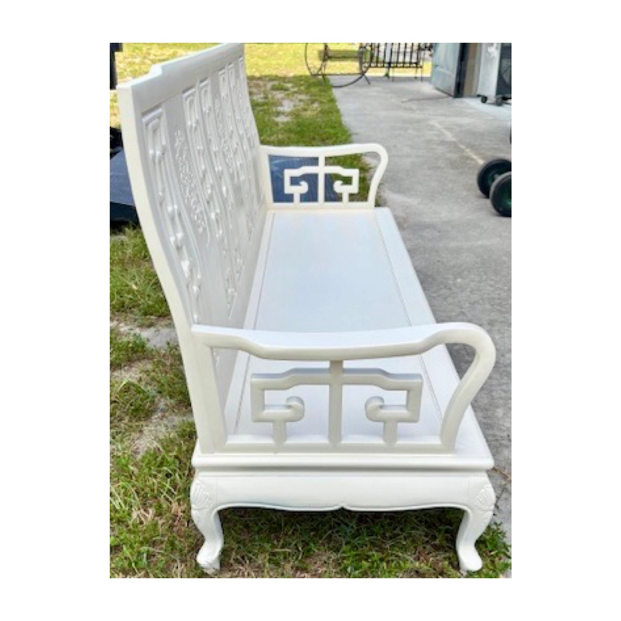 Sofá Chinoiserie en Acabado Lacado Marfil Fresco en venta 2