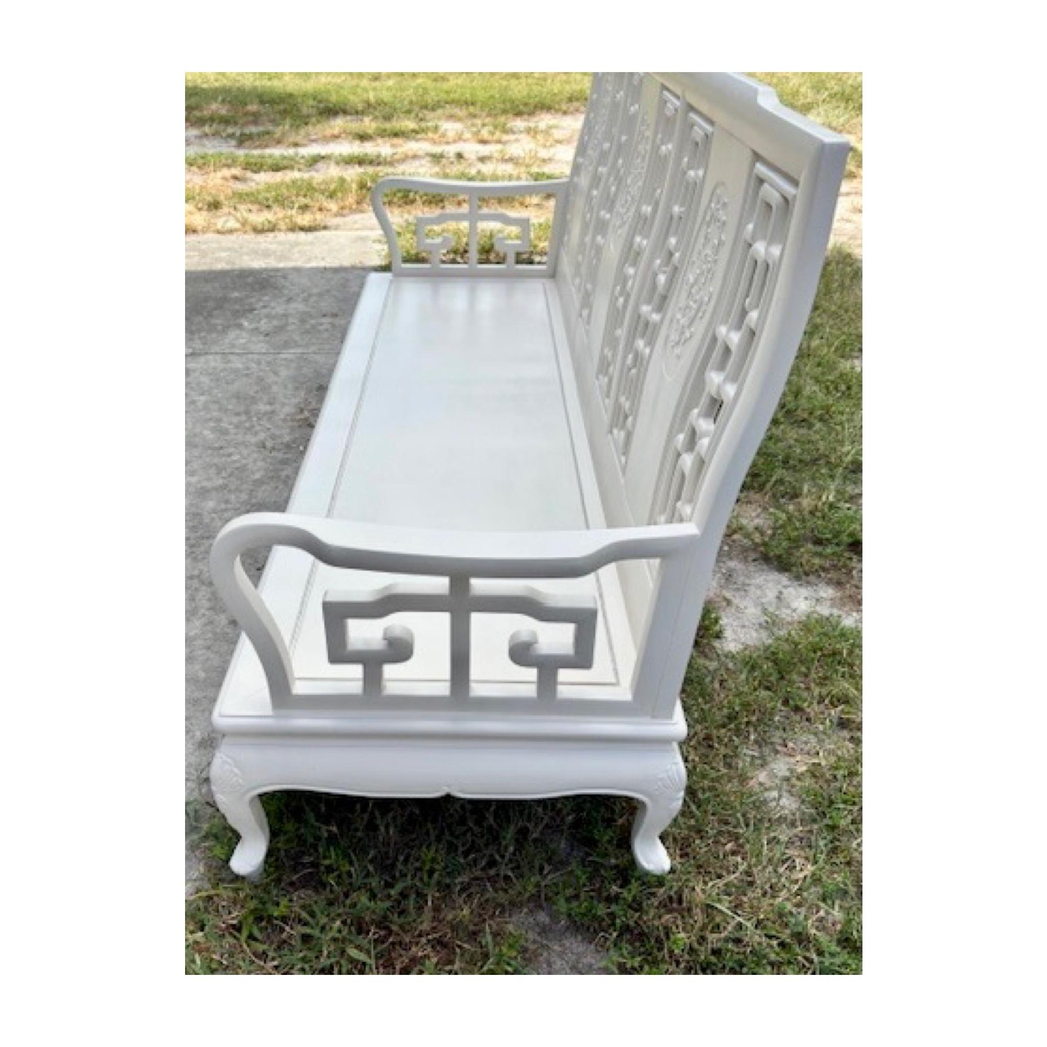 Sofá Chinoiserie en Acabado Lacado Marfil Fresco en venta 4