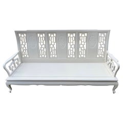 Sofá Chinoiserie en Acabado Lacado Marfil Fresco