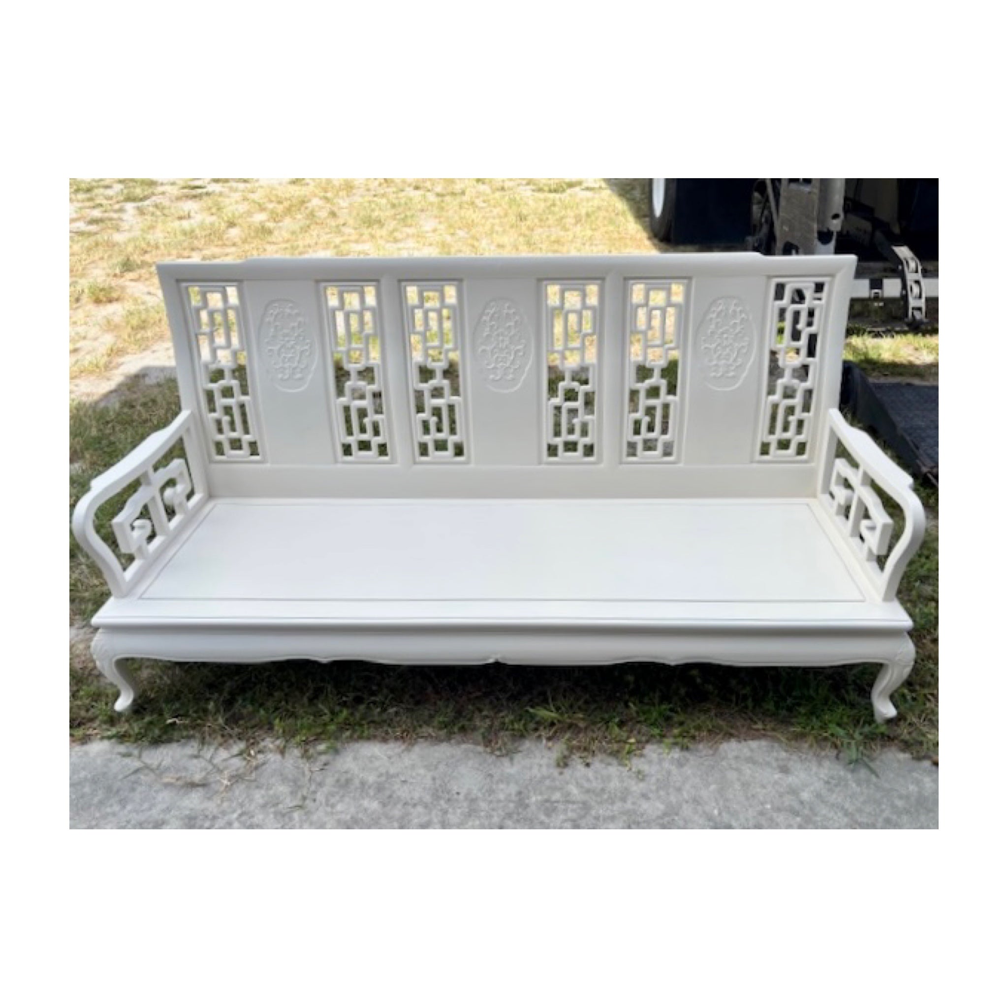 Chinoiserie-Sofa in elfenbeinfarbener Lackierung