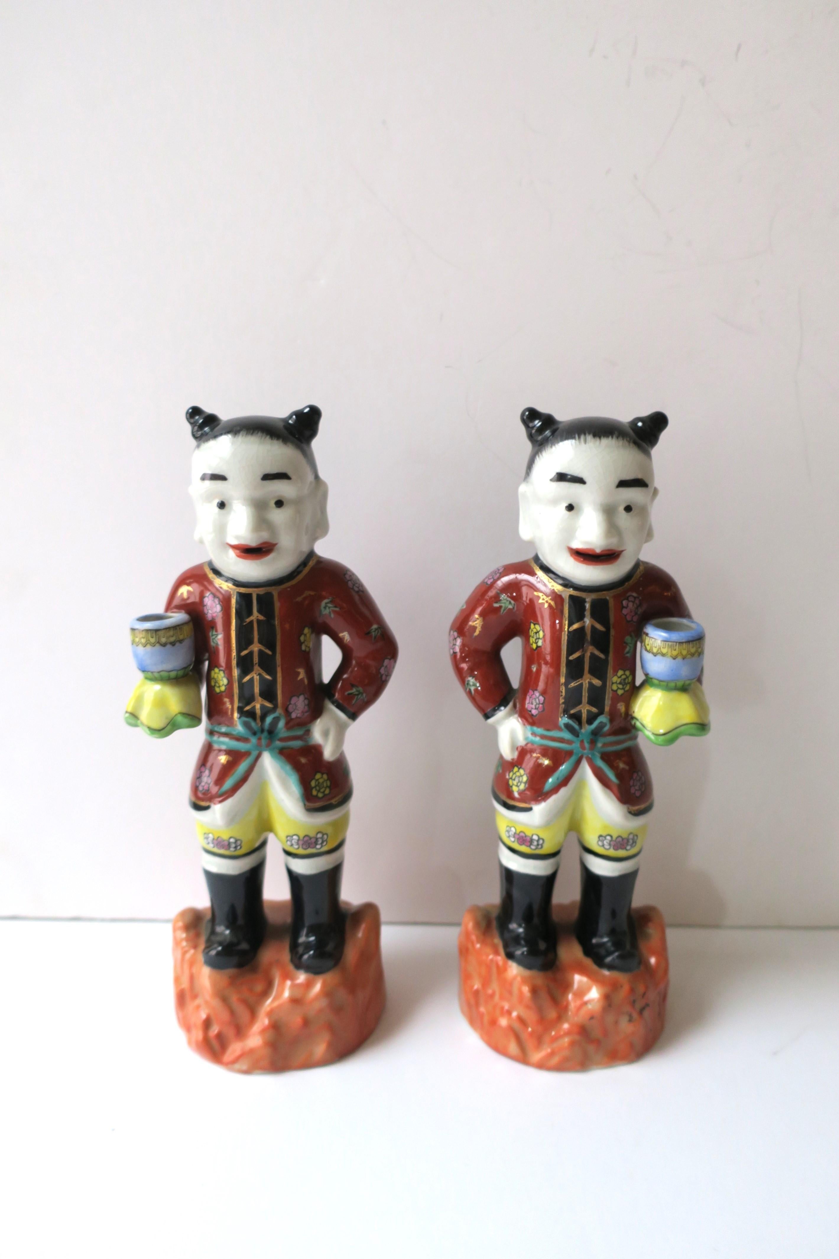 Chinoiseries Paire d'objets décoratifs masculins en céramique peints à la main de style chinoiseries en vente