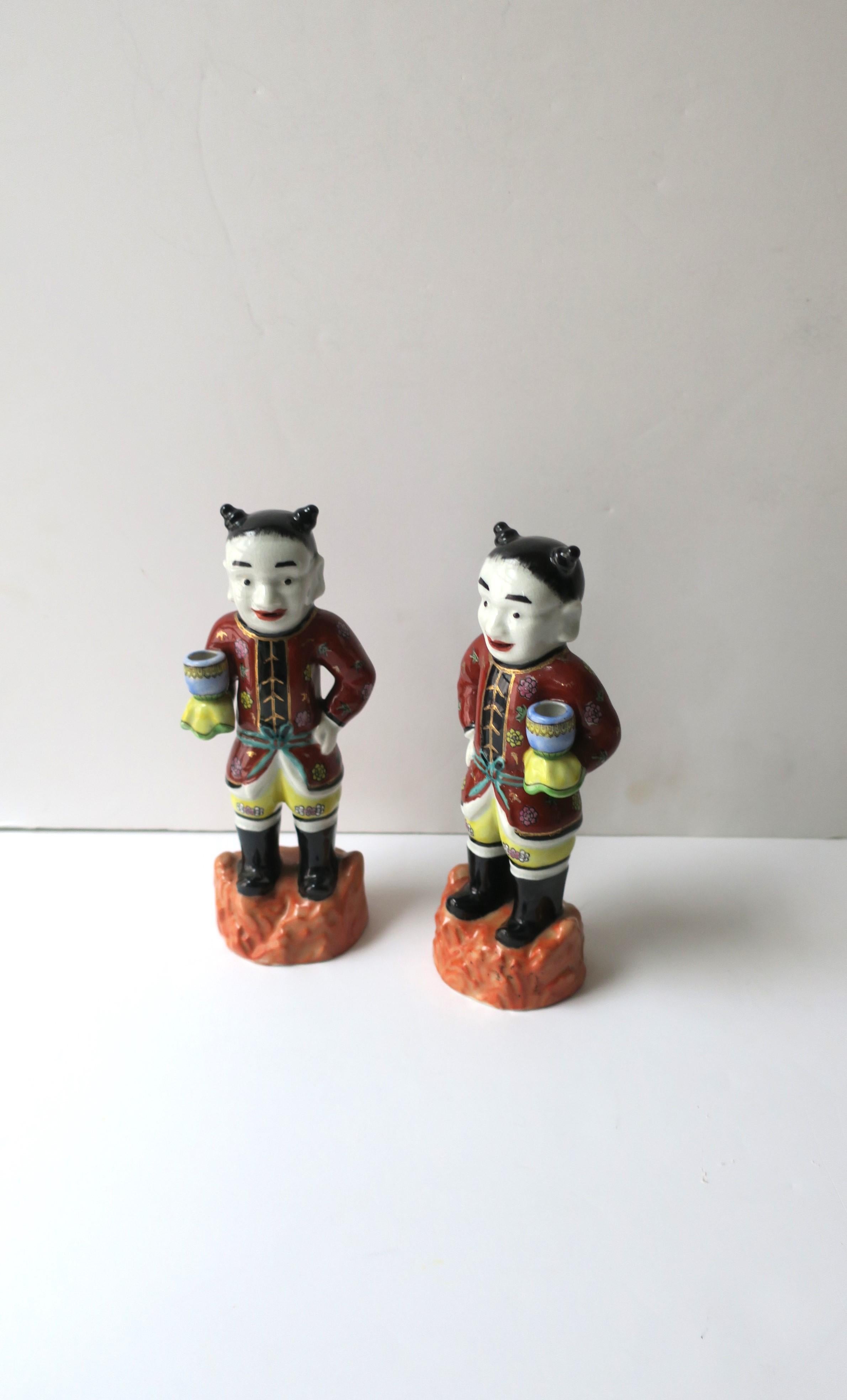 Hong Kong Paire d'objets décoratifs masculins en céramique peints à la main de style chinoiseries en vente