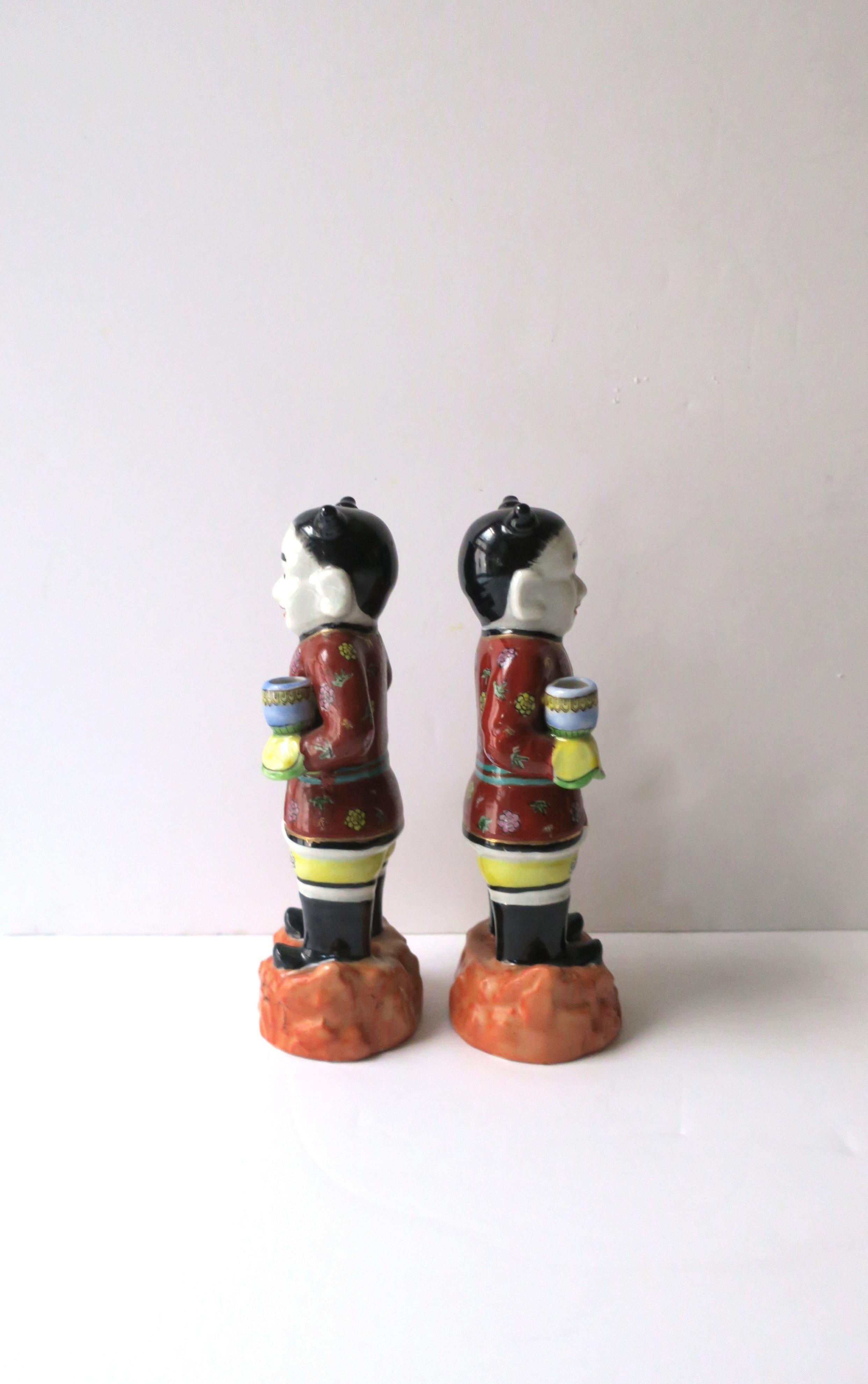 Céramique Paire d'objets décoratifs masculins en céramique peints à la main de style chinoiseries en vente