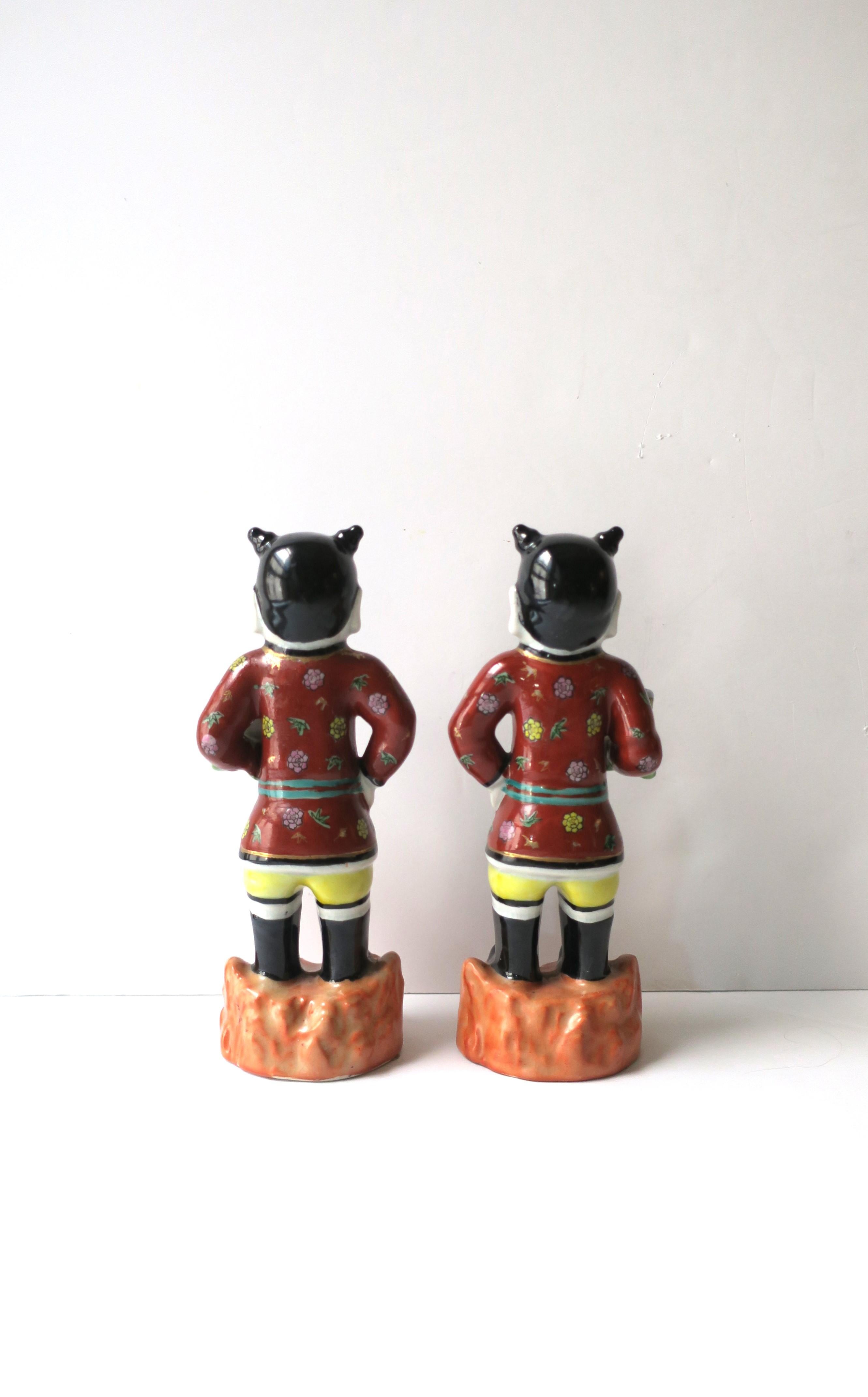 Paire d'objets décoratifs masculins en céramique peints à la main de style chinoiseries en vente 1