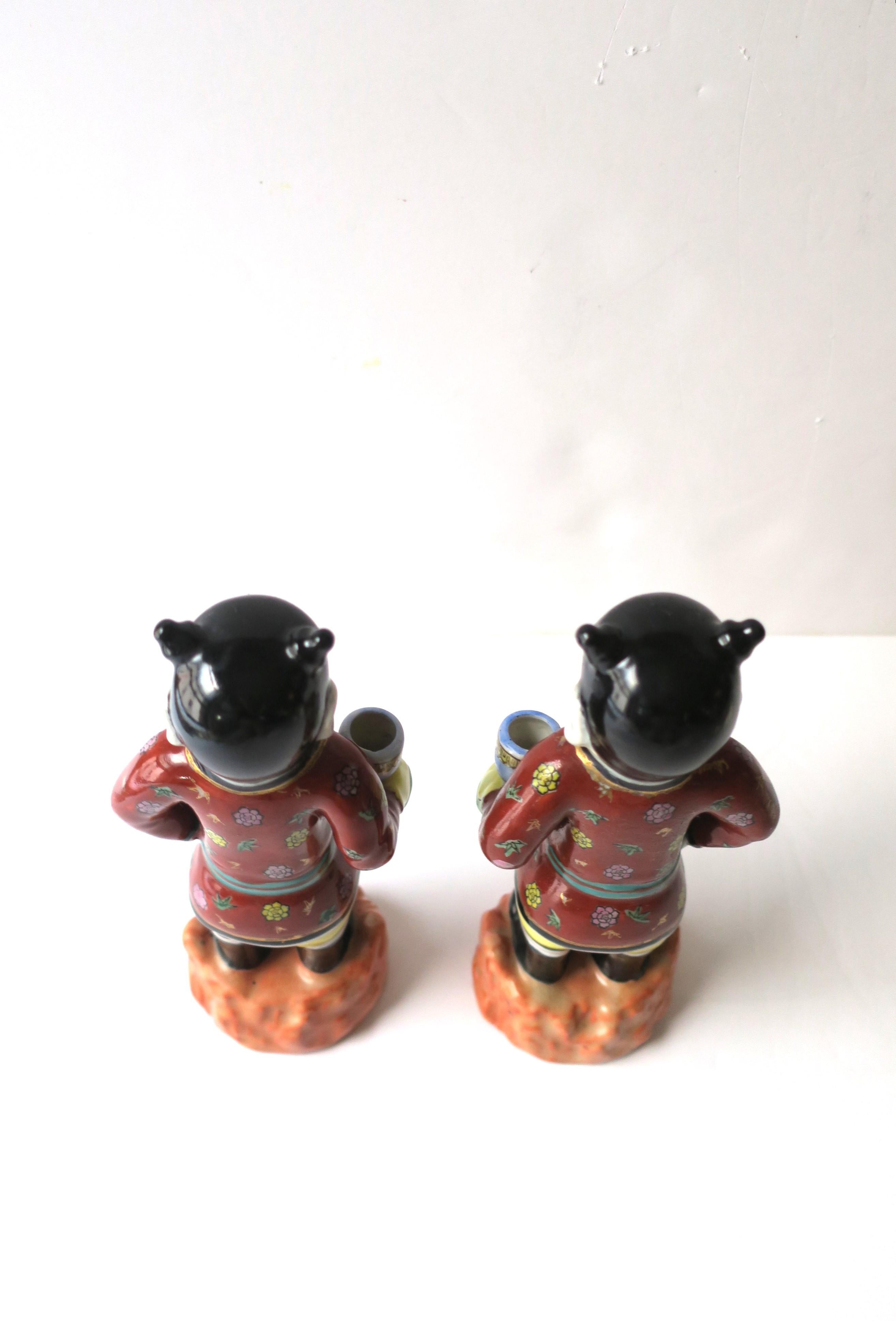 Paire d'objets décoratifs masculins en céramique peints à la main de style chinoiseries en vente 2