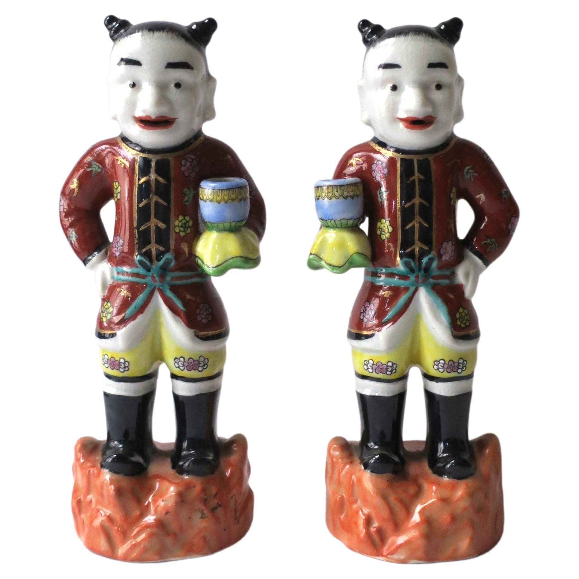 Paire d'objets décoratifs masculins en céramique peints à la main de style chinoiseries en vente