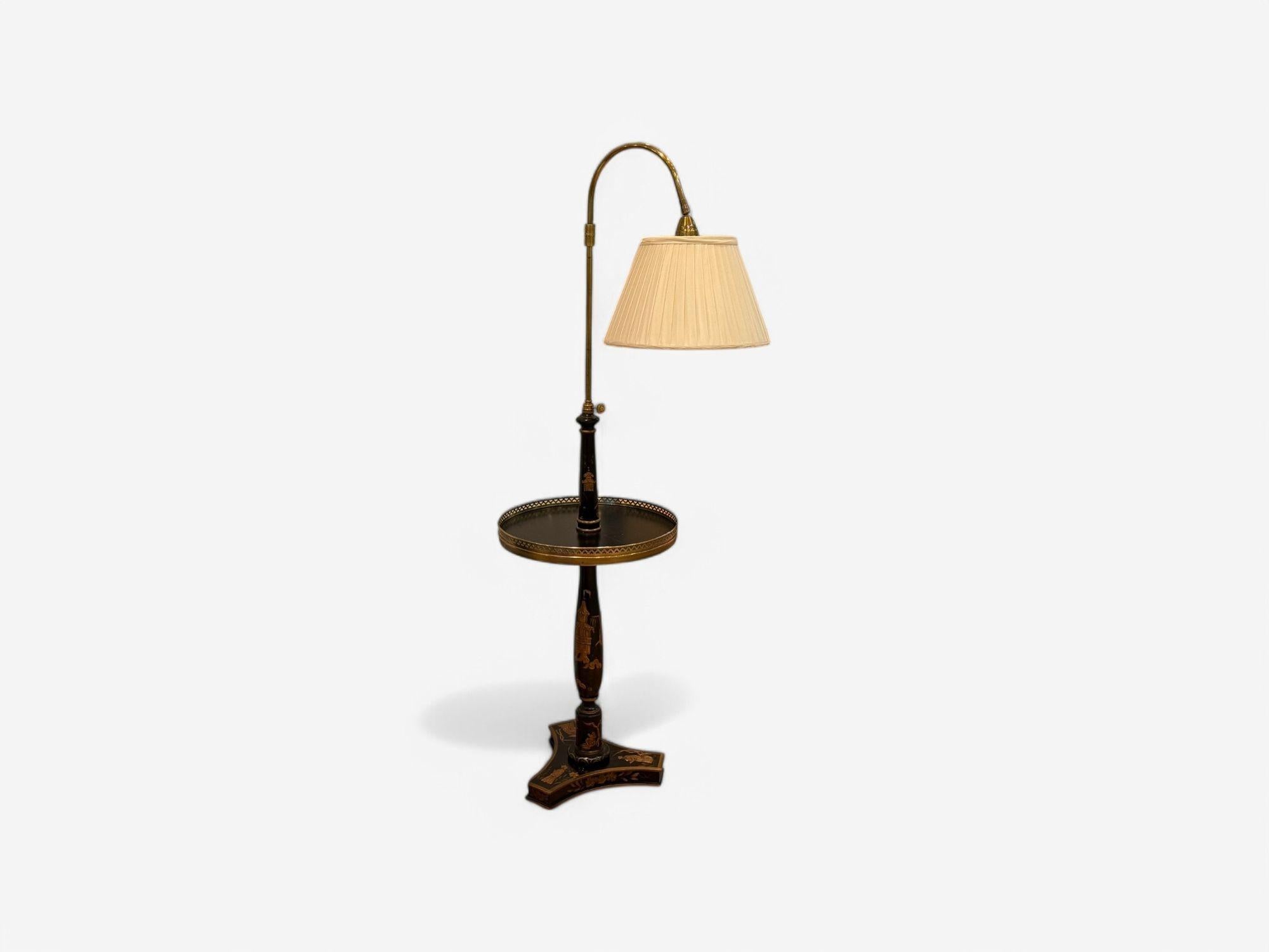Lampadaire de style chinoiseries, laque craquelée, bois doré, étagère, États-Unis, 20e siècle

Lampadaire de style Chinoiserie avec une étagère ronde ayant une galerie en laiton percée, une tête de lampe réglable en laiton patiné et un abat-jour