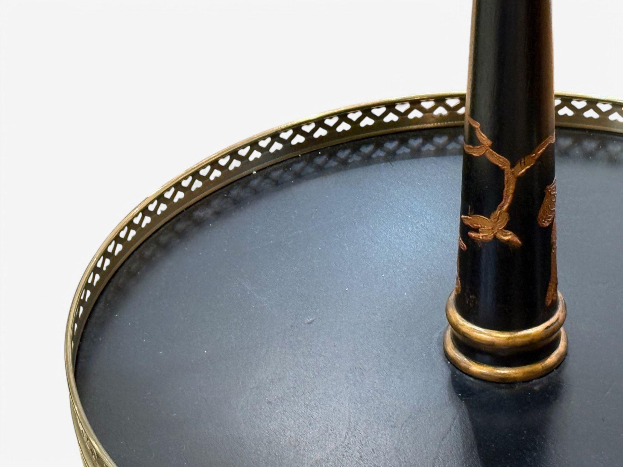 Laiton Lampadaire de style chinoiseries, laque craquelée, bois doré, étagère, États-Unis, 20e siècle en vente