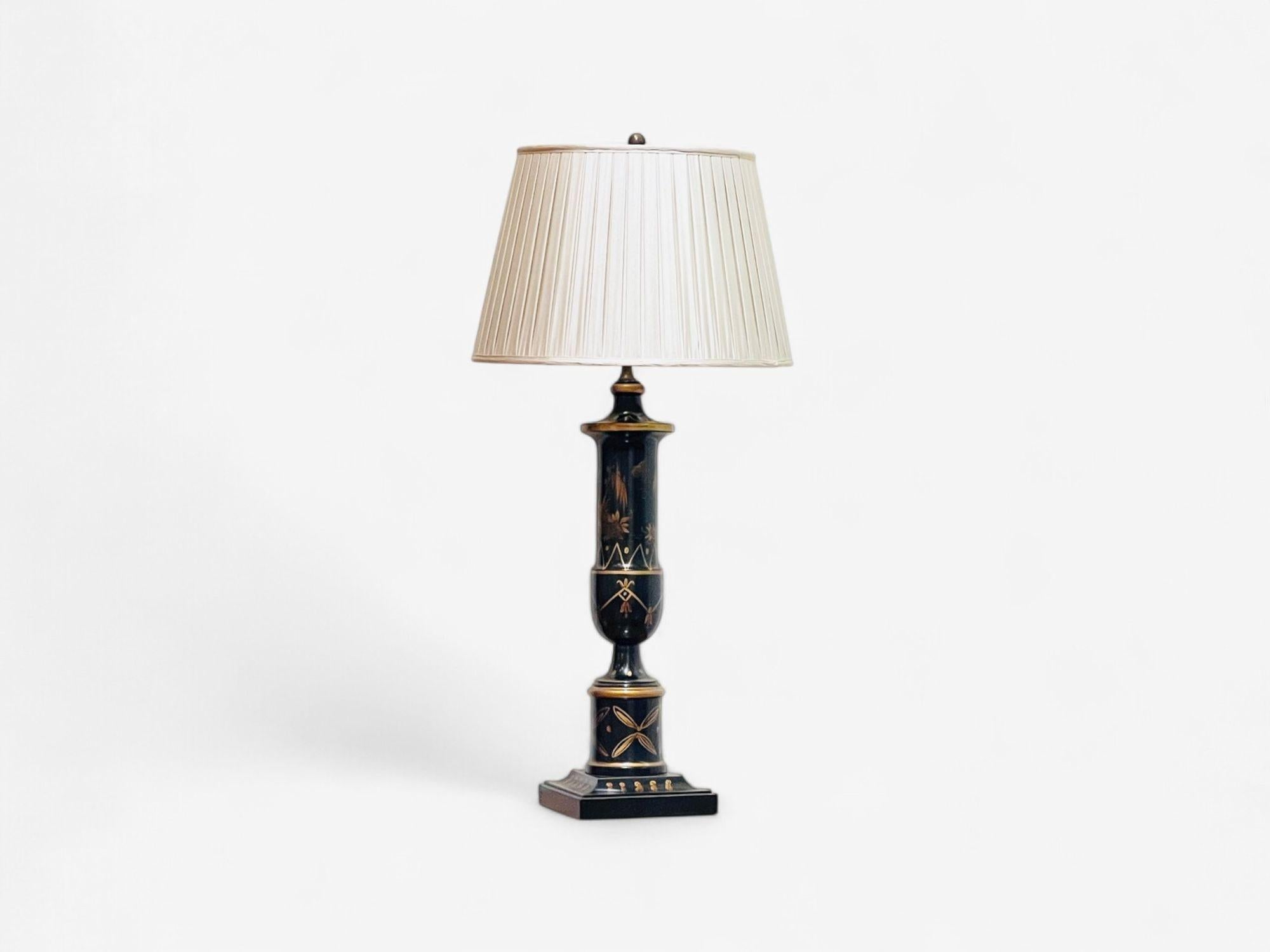Estilo Chinoiserie, Madera Ebonizada, Dorada, Lámparas de Mesa o Escritorio, EEUU, Años 60

Pareja de lámparas de sobremesa de estilo Chinoiserie hechas a medida con decoraciones doradas que representan una escena de jardín con motivos florales y