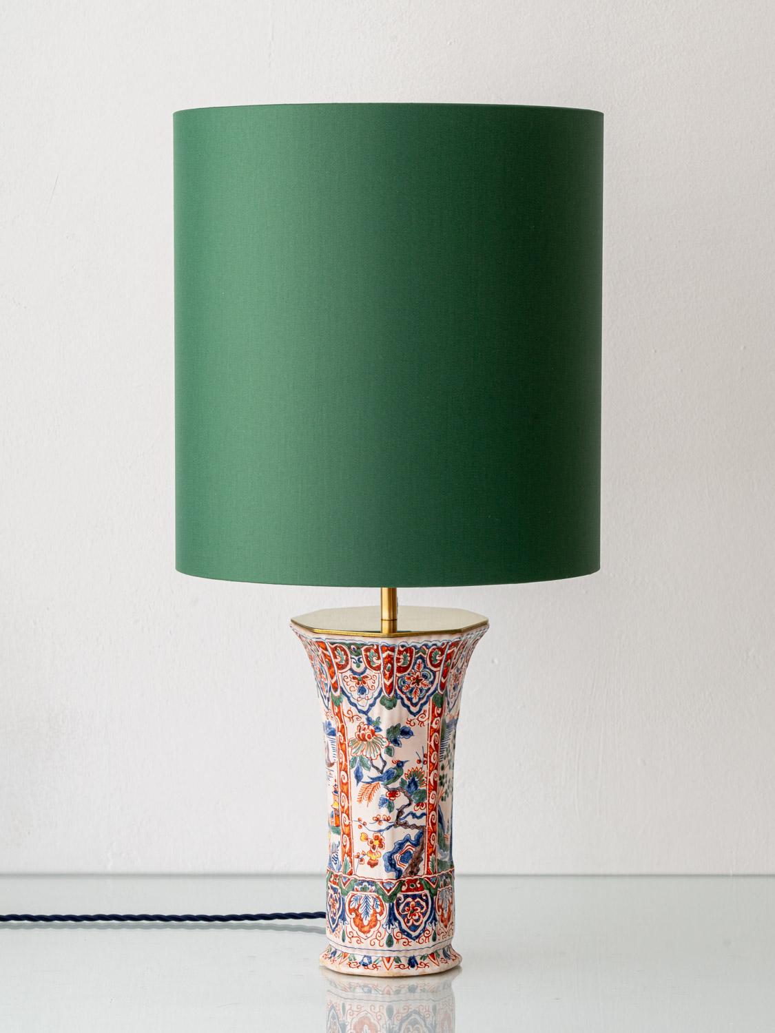Théodore ist eine einzigartige Tischleuchte, die vom Amitābha Studio in Amsterdam aus einer antiken Vase von Géo Martel (ca. 1900-1920), die dem berühmten Fayencemanufaktur Desvres zugeschrieben wird, in Handarbeit gefertigt wurde. Die Vase mit der