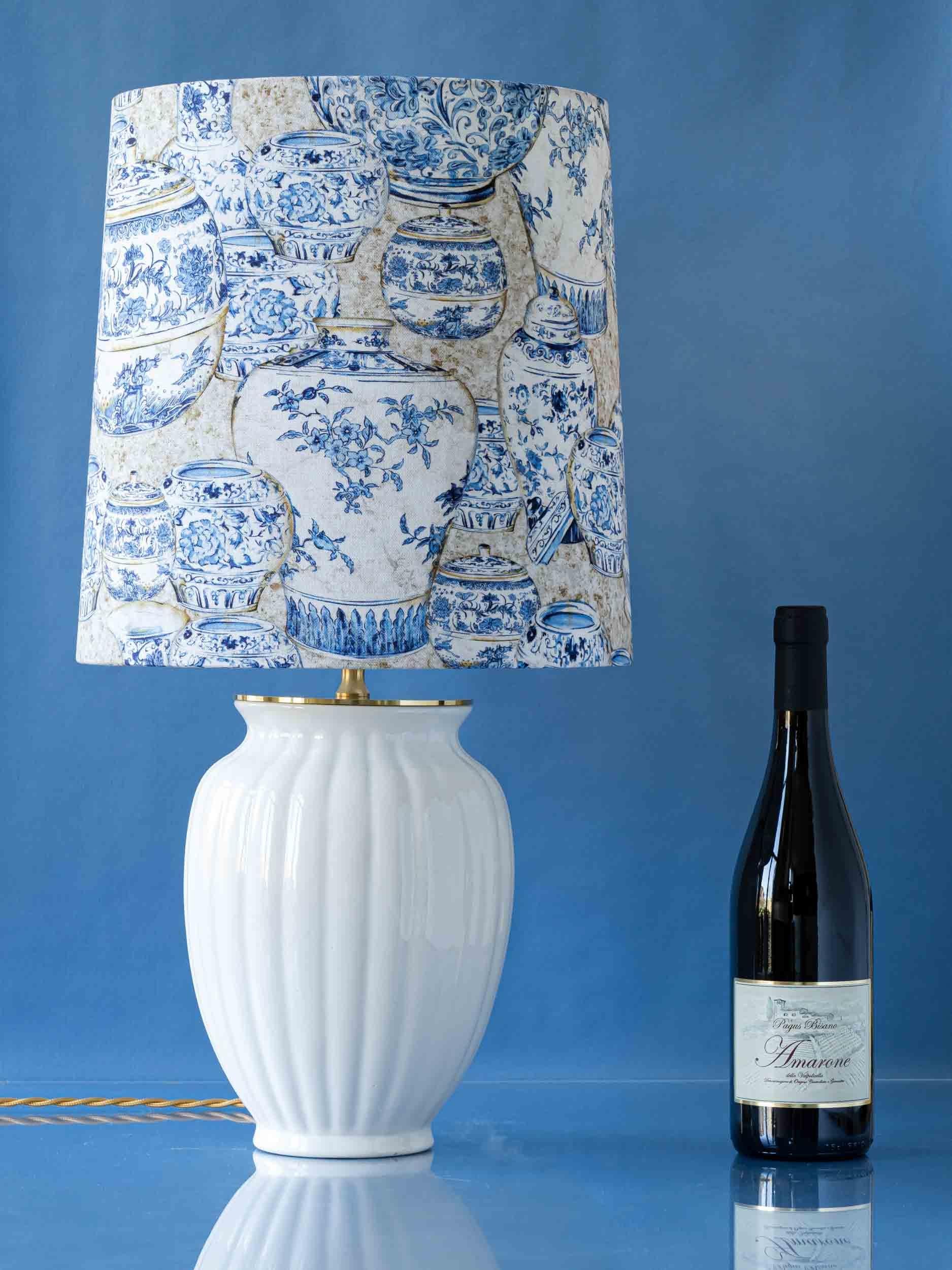 Olandese Lampada da tavolo Delft bianca di Velsen, anni '20, paralume blu e bianco di Nuova Cineseria in vendita