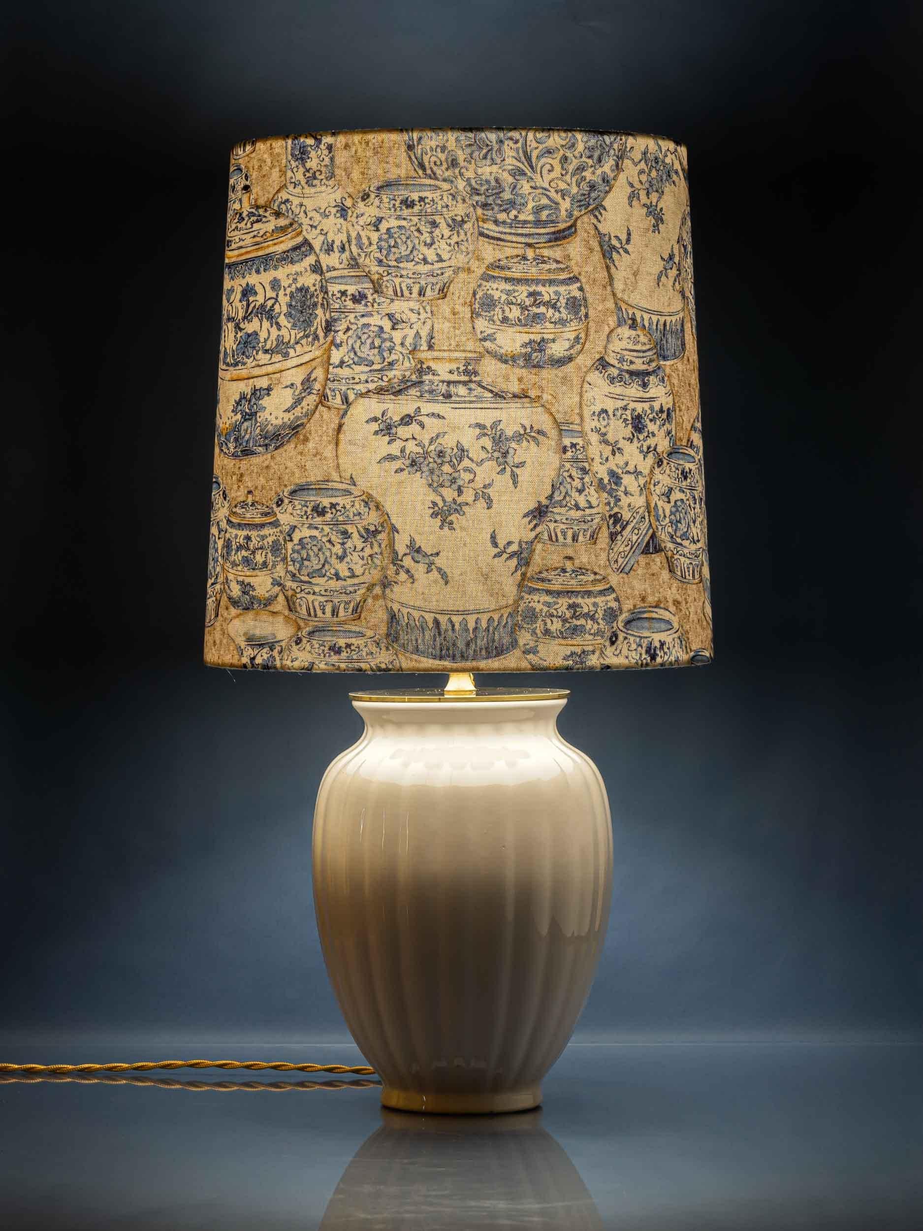 Fatto a mano Lampada da tavolo Delft bianca di Velsen, anni '20, paralume blu e bianco di Nuova Cineseria in vendita