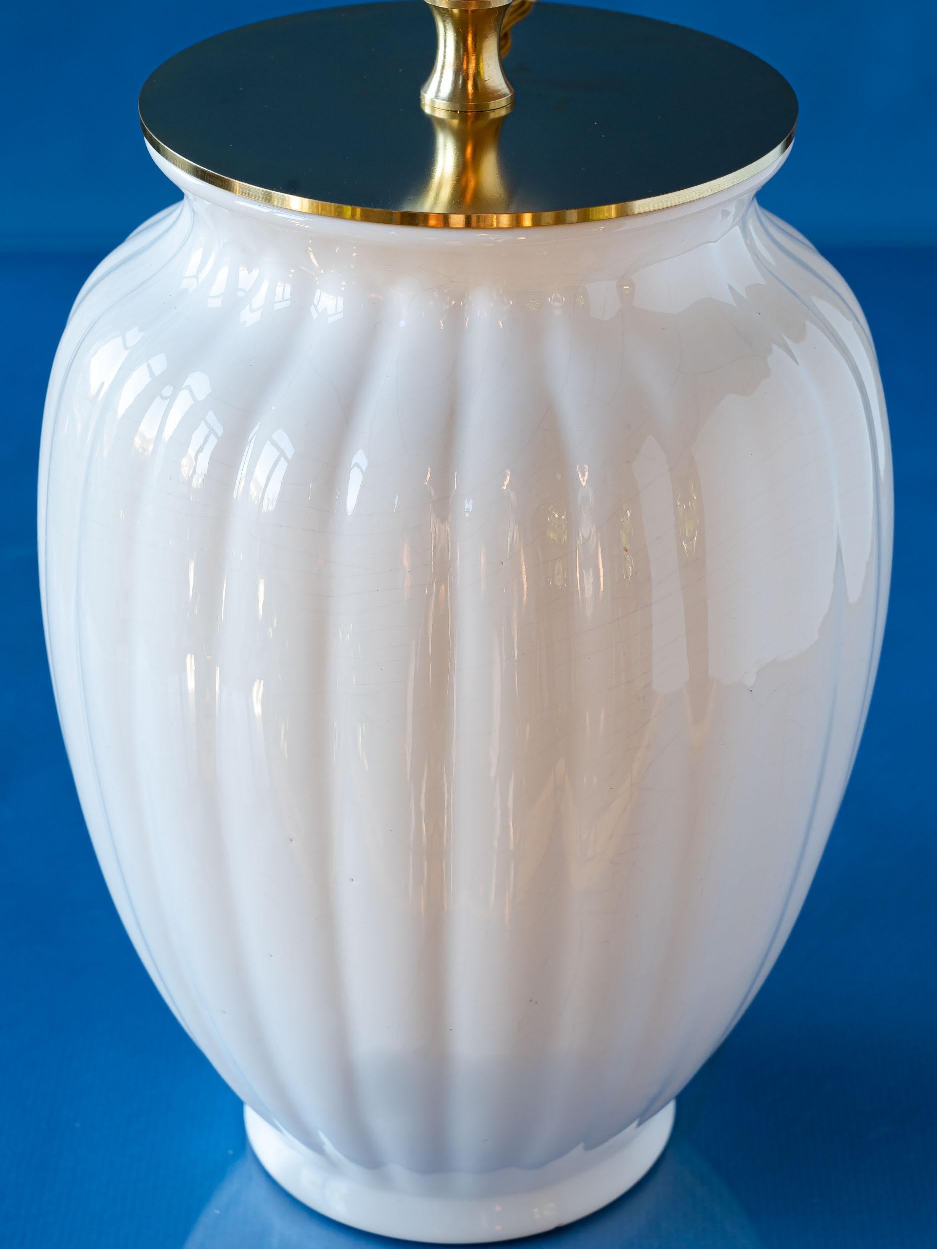 Lampada da tavolo Delft bianca di Velsen, anni '20, paralume blu e bianco di Nuova Cineseria In condizioni buone in vendita a AMSTERDAM, NL