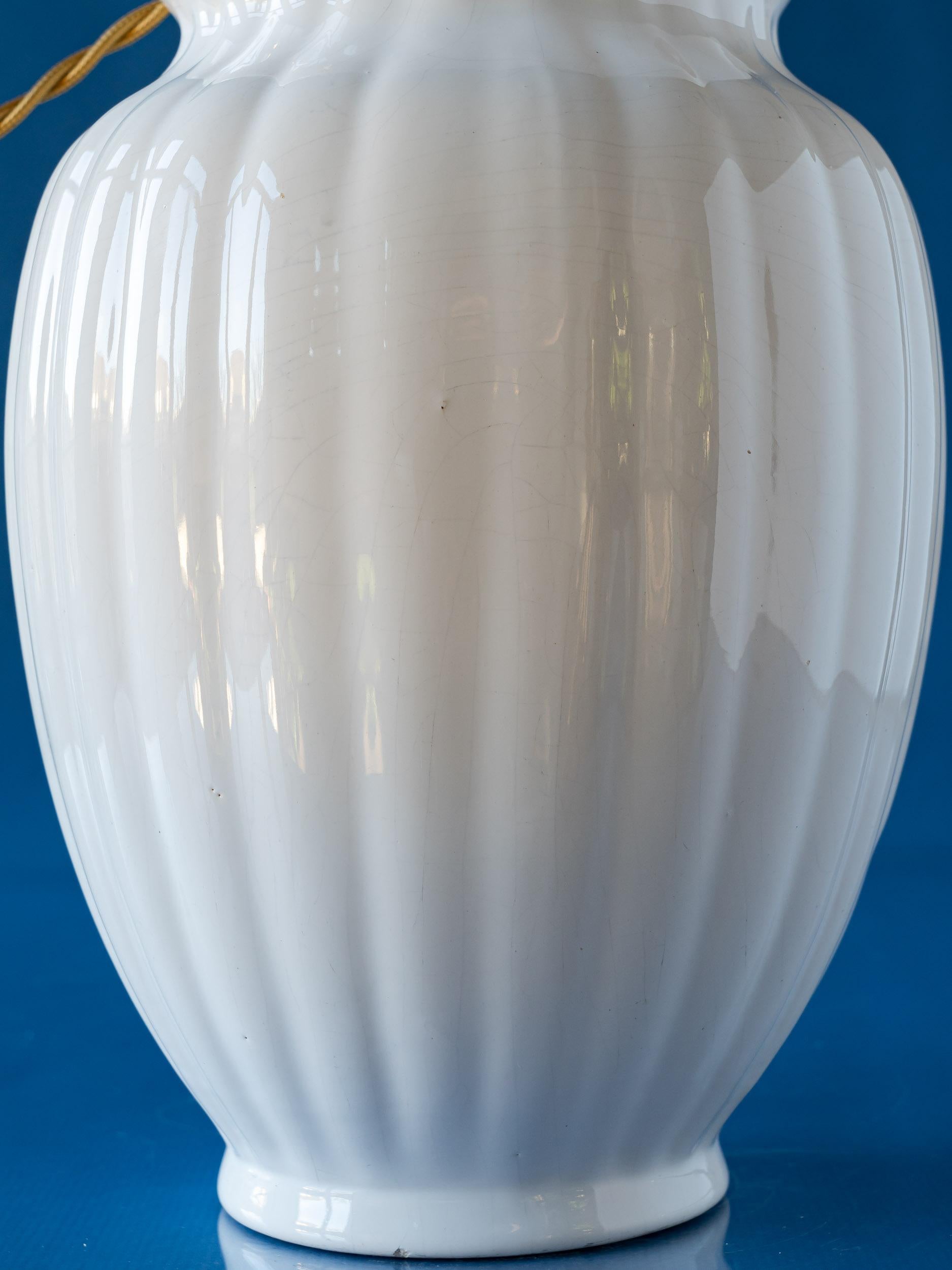 Ottone Lampada da tavolo Delft bianca di Velsen, anni '20, paralume blu e bianco di Nuova Cineseria in vendita
