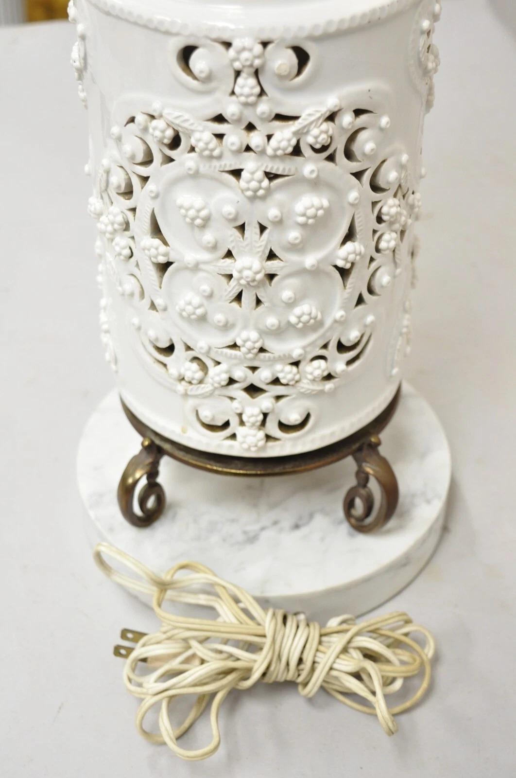 Chinoiserie Große Blanc De Chine Weiße Porzellan Fretwork-Tischlampe mit Säulen im Angebot 5