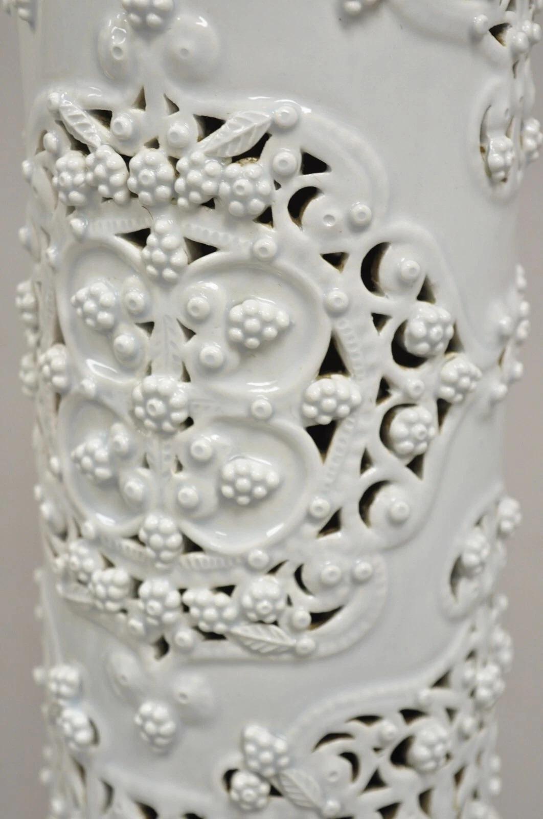 Chinoiserie Große Blanc De Chine Weiße Porzellan Fretwork-Tischlampe mit Säulen im Angebot 6